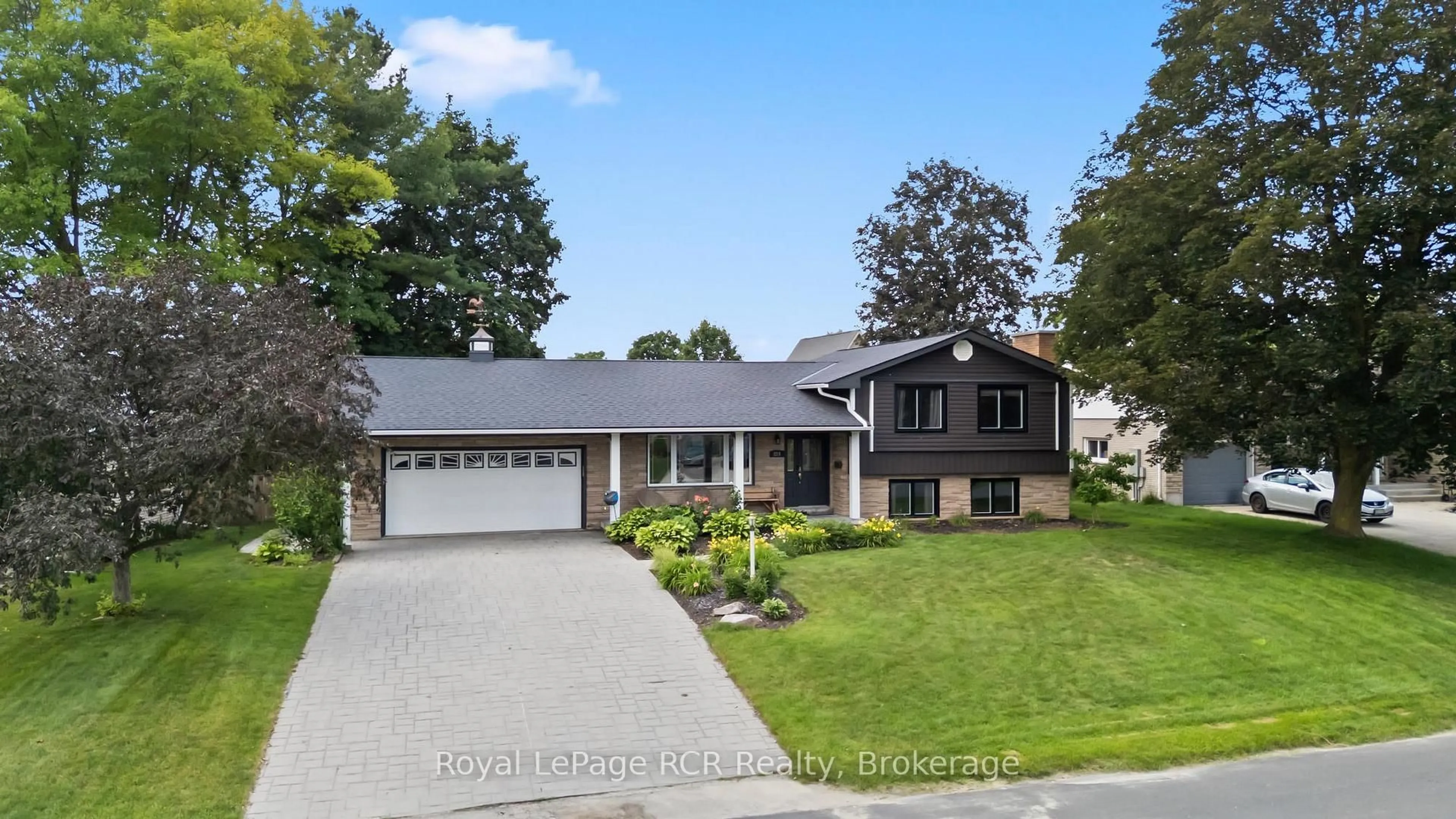 Home with vinyl exterior material, street for 224 4th Ave, Hanover Ontario N4N 2B5