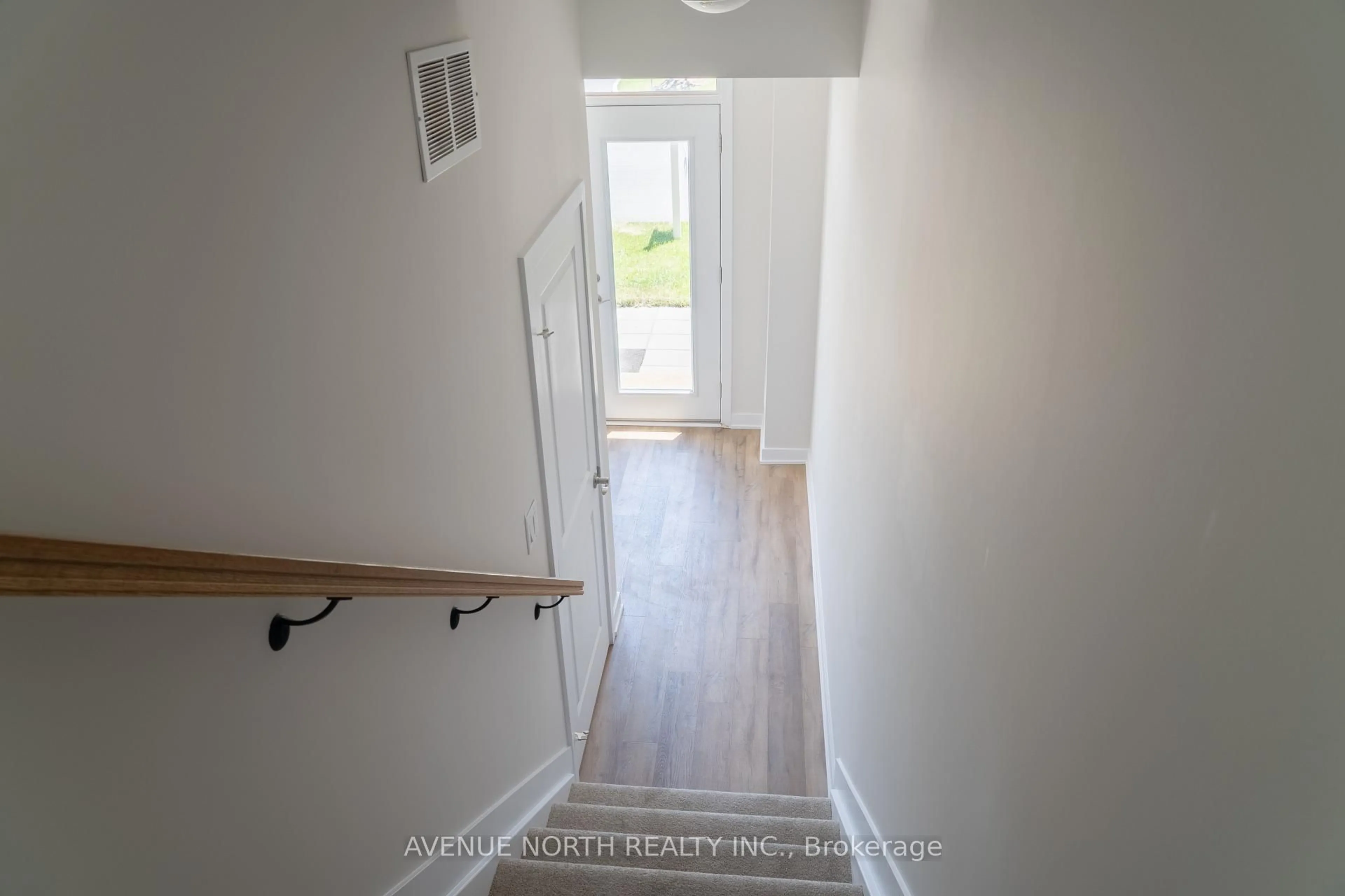 Indoor entryway for 650 Corporal Private, Ottawa Ontario K1X 0M7