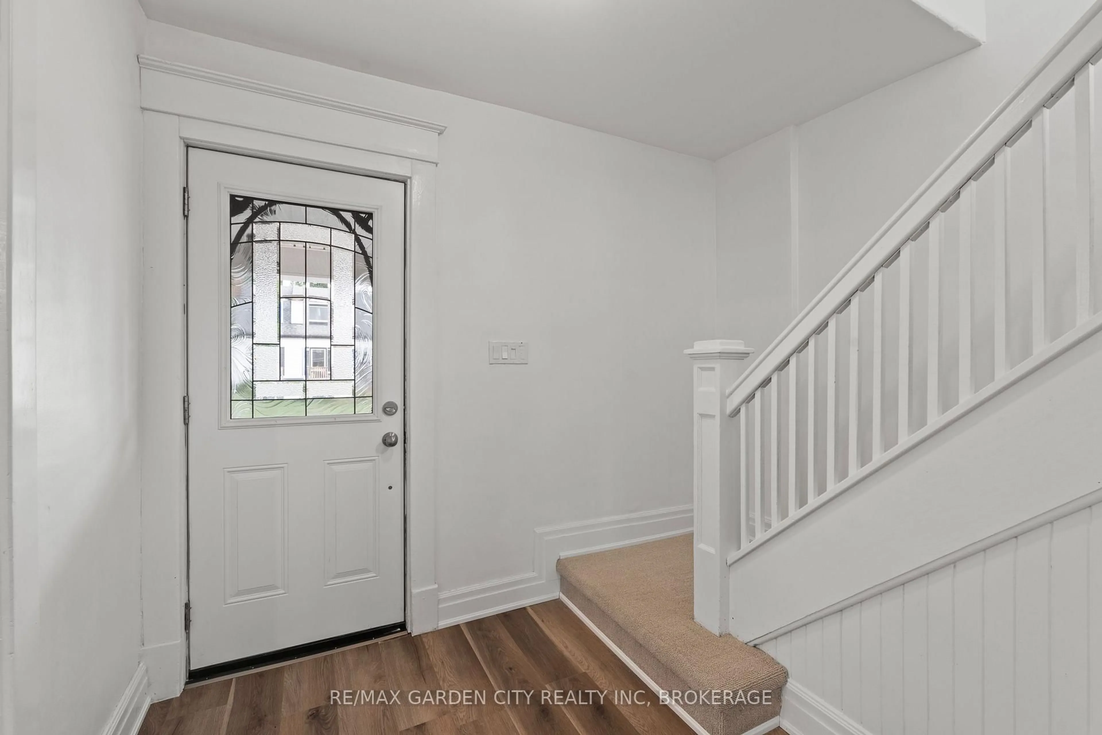 Indoor entryway for 6294 Culp St, Niagara Falls Ontario L2G 2C1