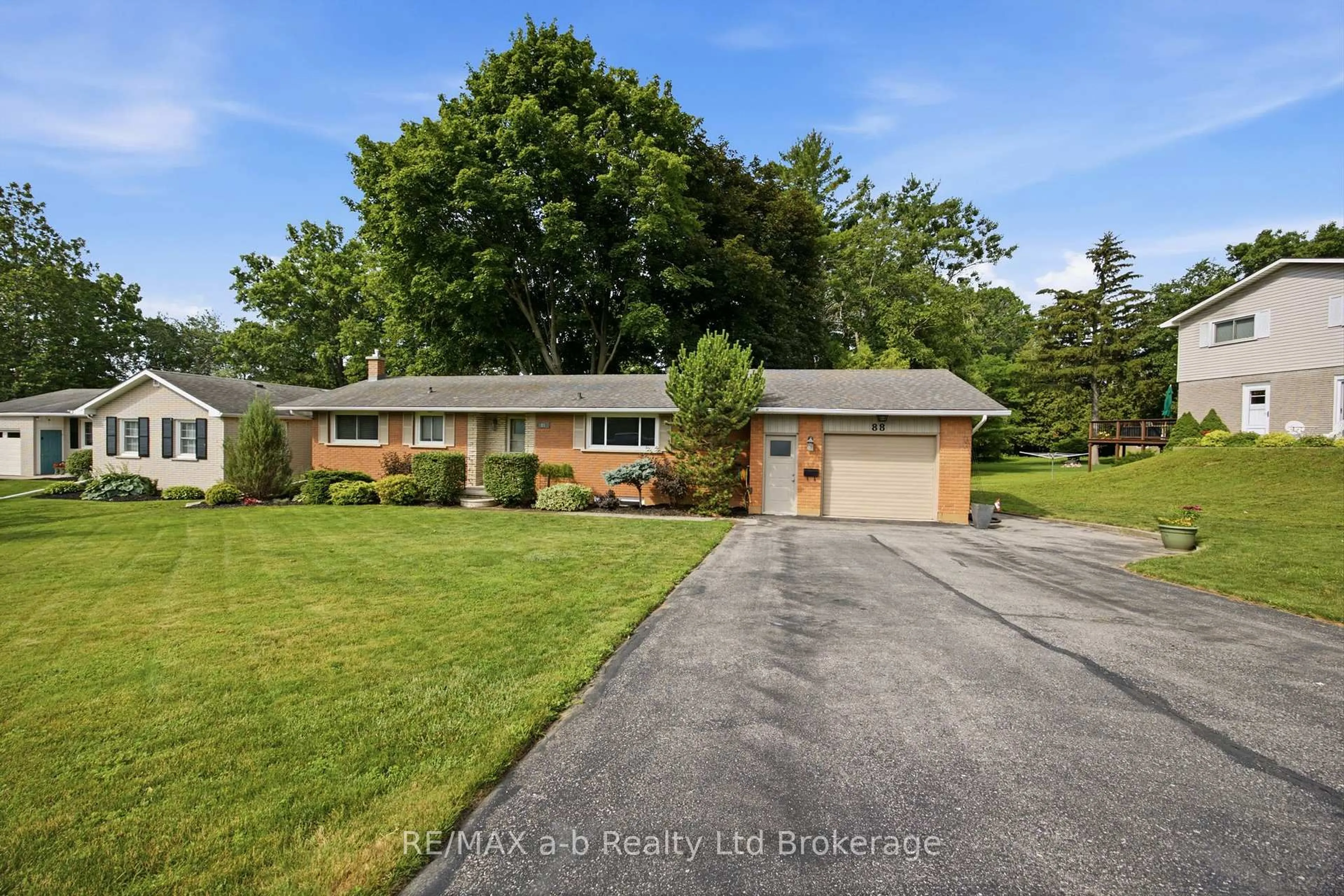 A pic from outside/outdoor area/front of a property/back of a property/a pic from drone, street for 88 Hillside Ave, Norfolk Ontario N4B 1Y3