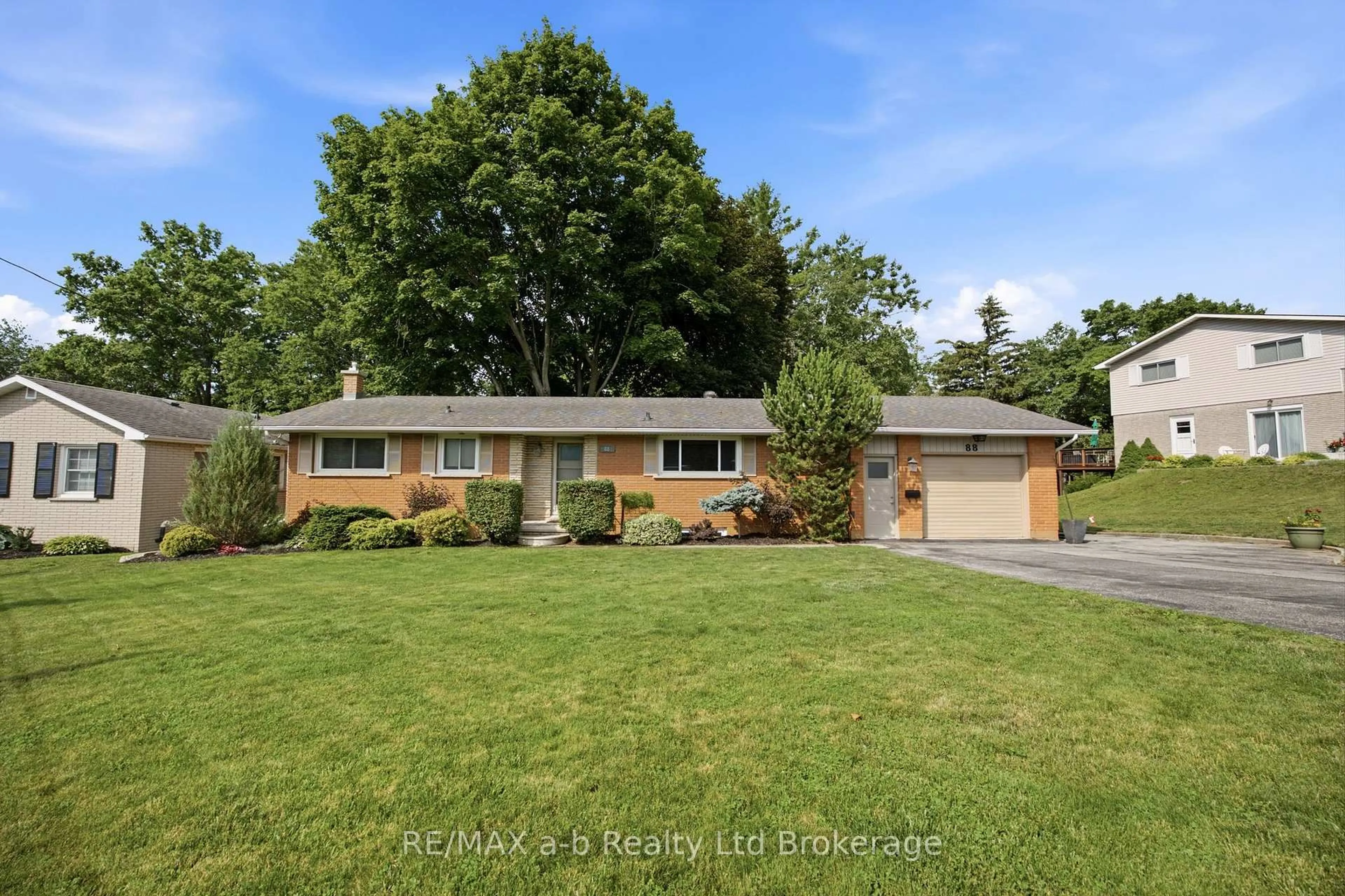 A pic from outside/outdoor area/front of a property/back of a property/a pic from drone, street for 88 Hillside Ave, Norfolk Ontario N4B 1Y3