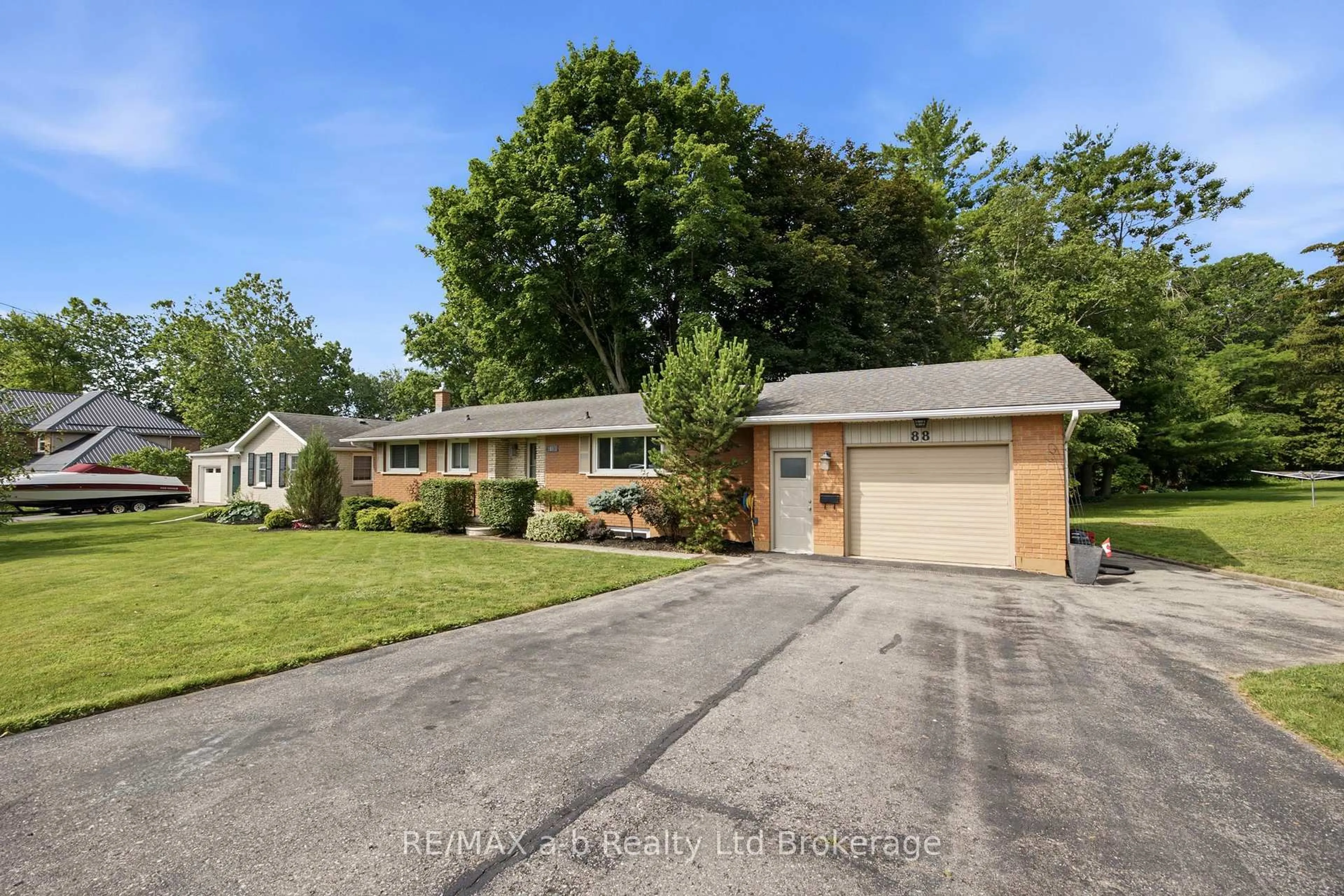 A pic from outside/outdoor area/front of a property/back of a property/a pic from drone, street for 88 Hillside Ave, Norfolk Ontario N4B 1Y3