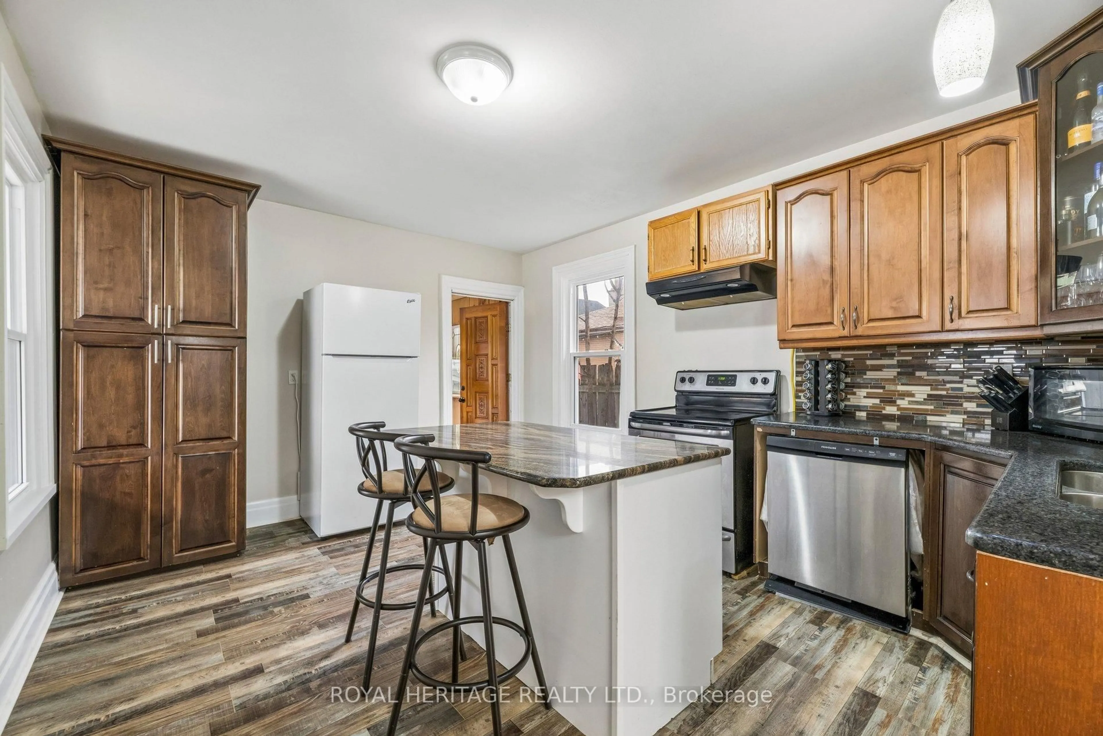 Open concept kitchen, unknown for 505 Paterson St, Peterborough Ontario K9J 4P8