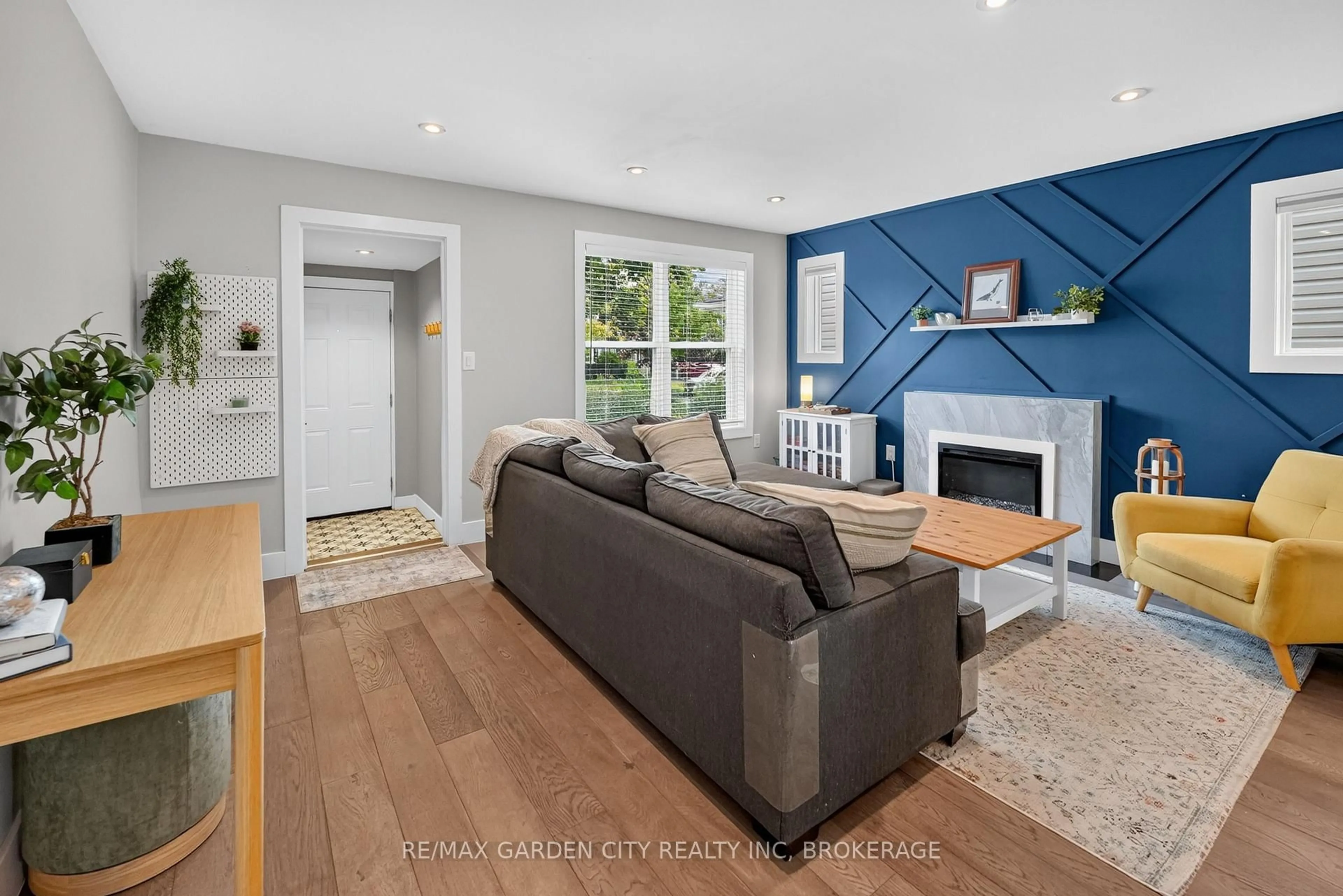Living room with furniture, unknown for 144 Highland Ave, St. Catharines Ontario L2R 4J4