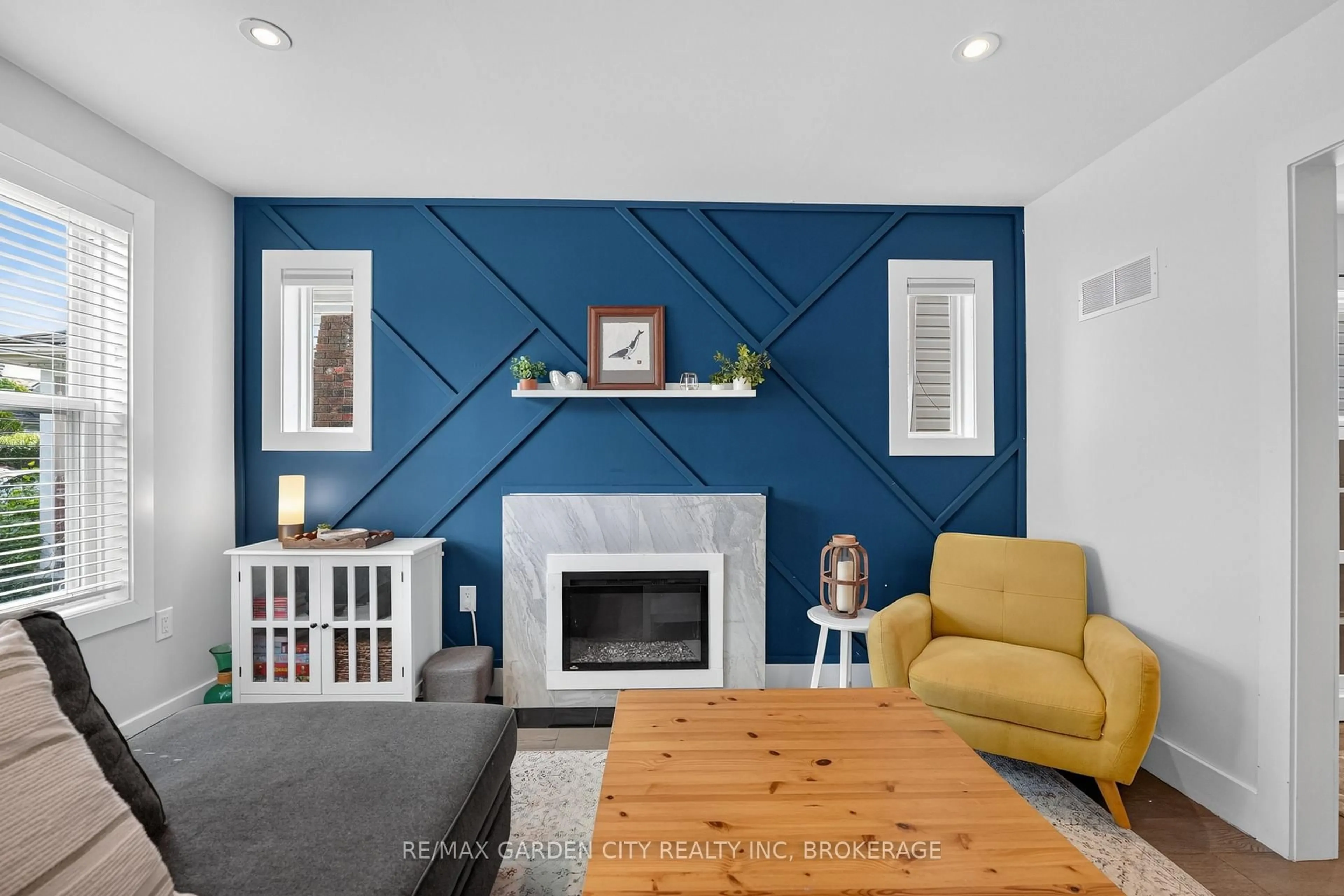 Living room with furniture, unknown for 144 Highland Ave, St. Catharines Ontario L2R 4J4