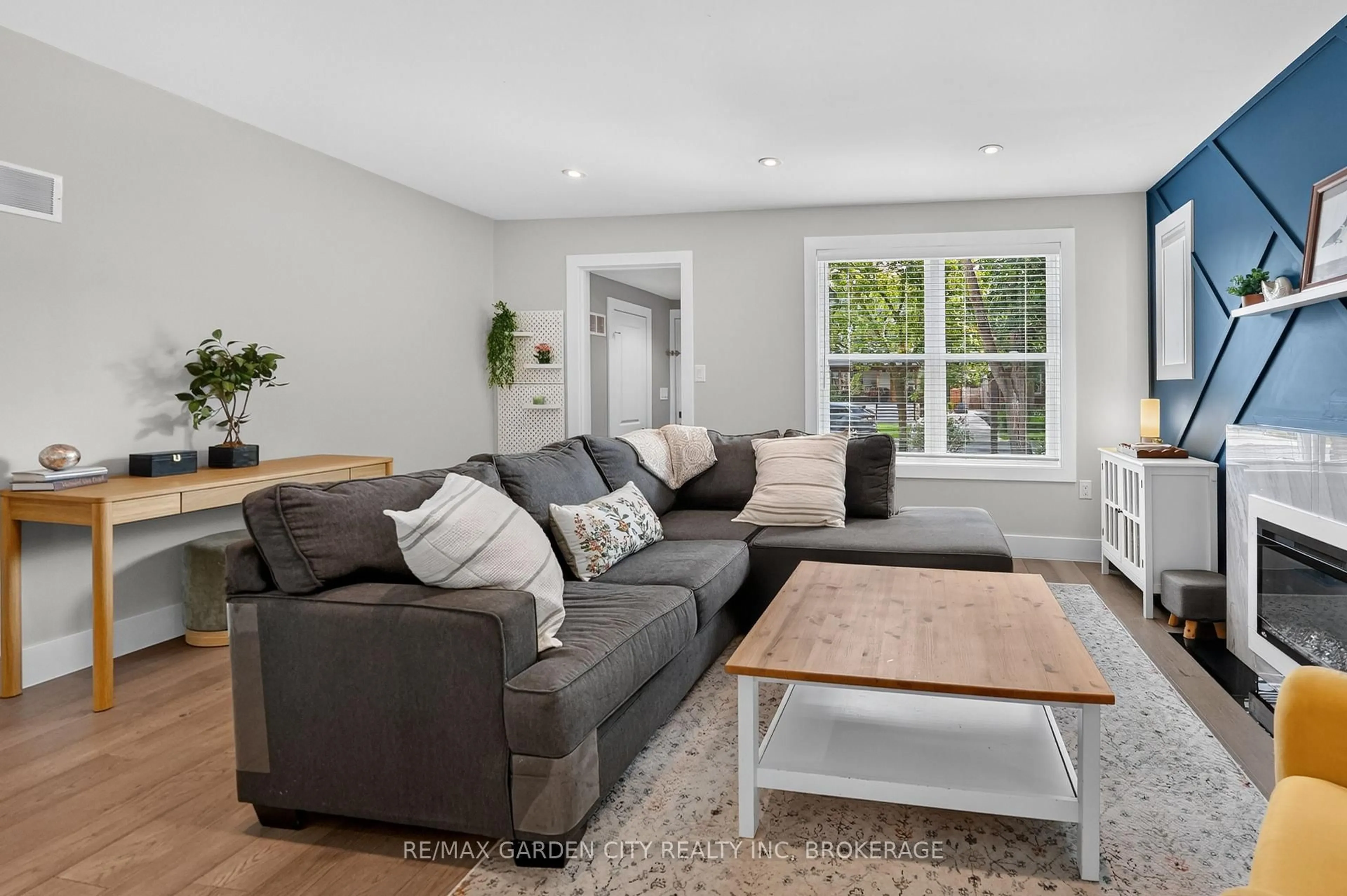Living room with furniture, wood/laminate floor for 144 Highland Ave, St. Catharines Ontario L2R 4J4