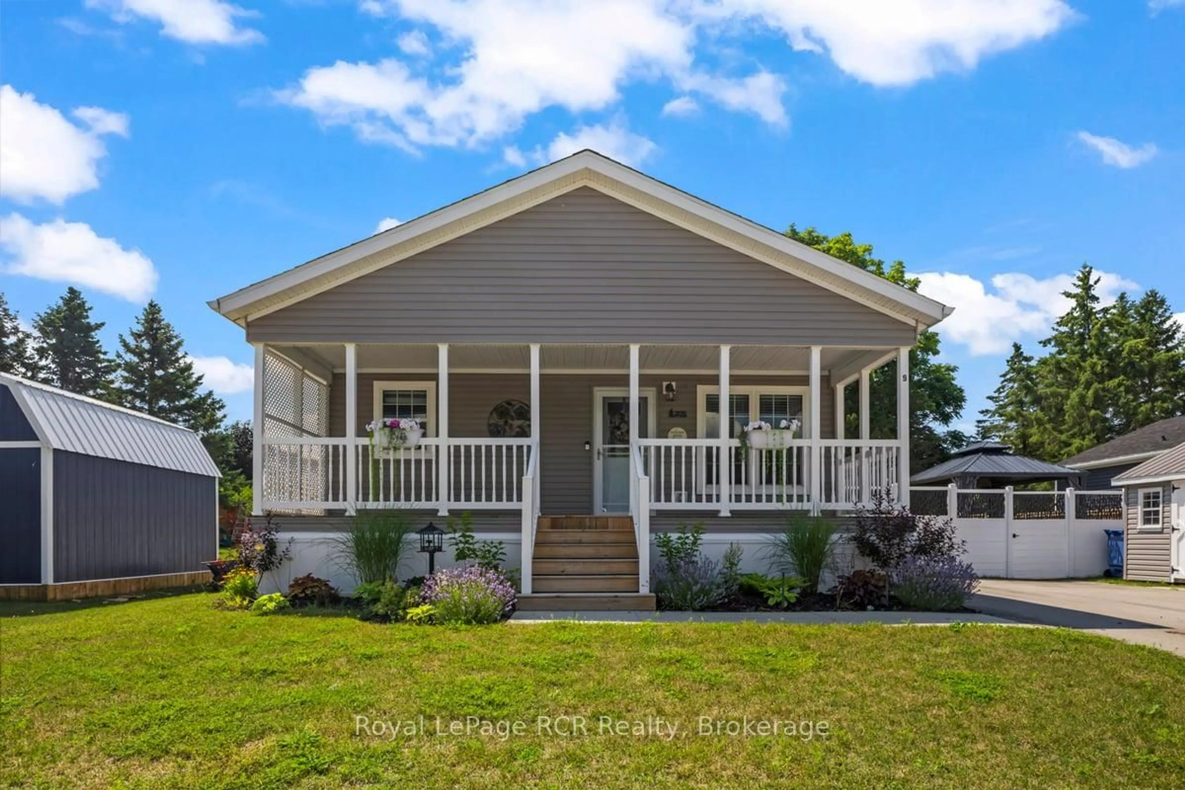 Home with vinyl exterior material, unknown for 206 Spruce Dr, West Grey Ontario N4N 3B8