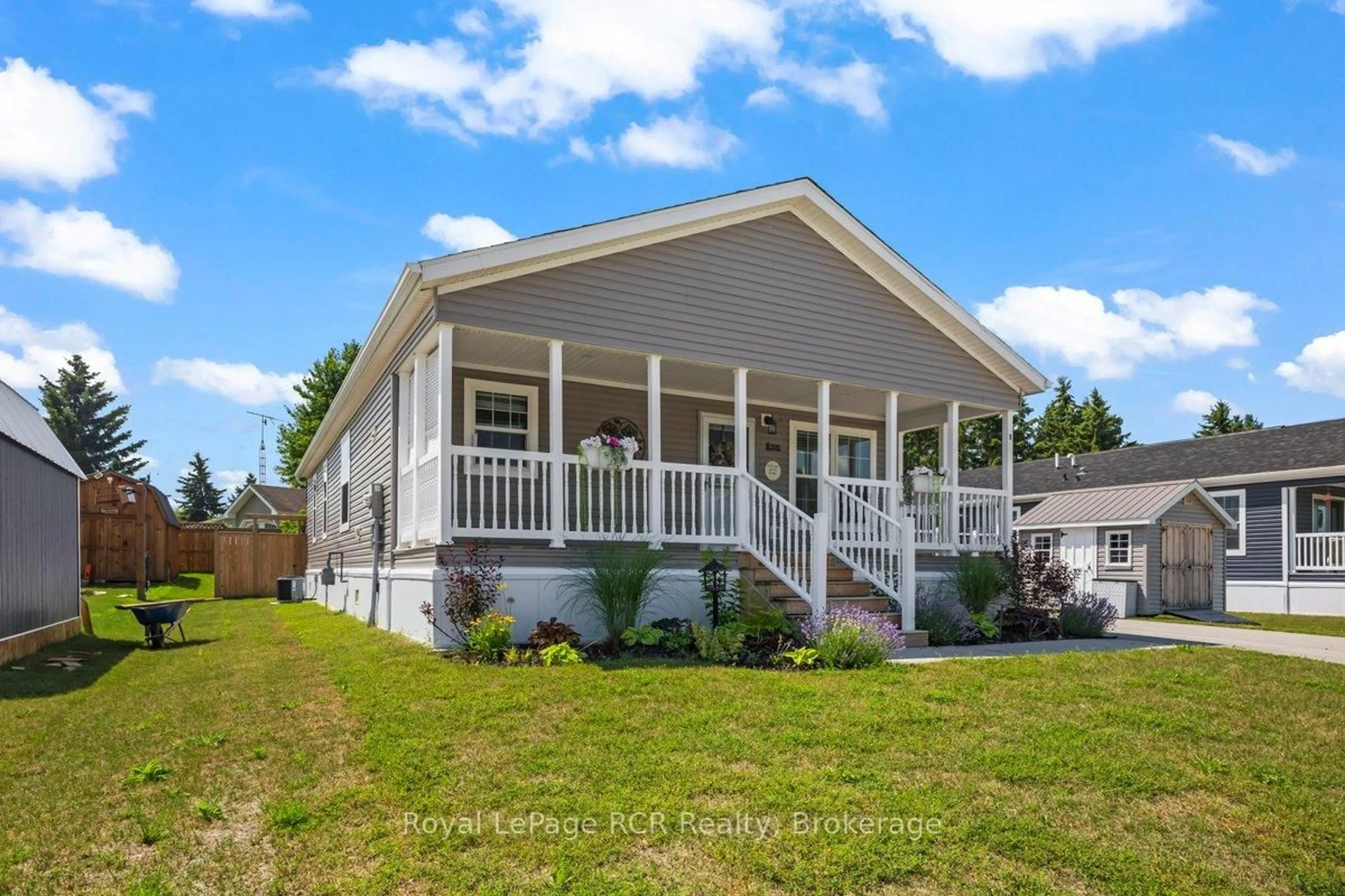 Home with vinyl exterior material, water/lake/river/ocean view for 206 Spruce Dr, West Grey Ontario N4N 3B8