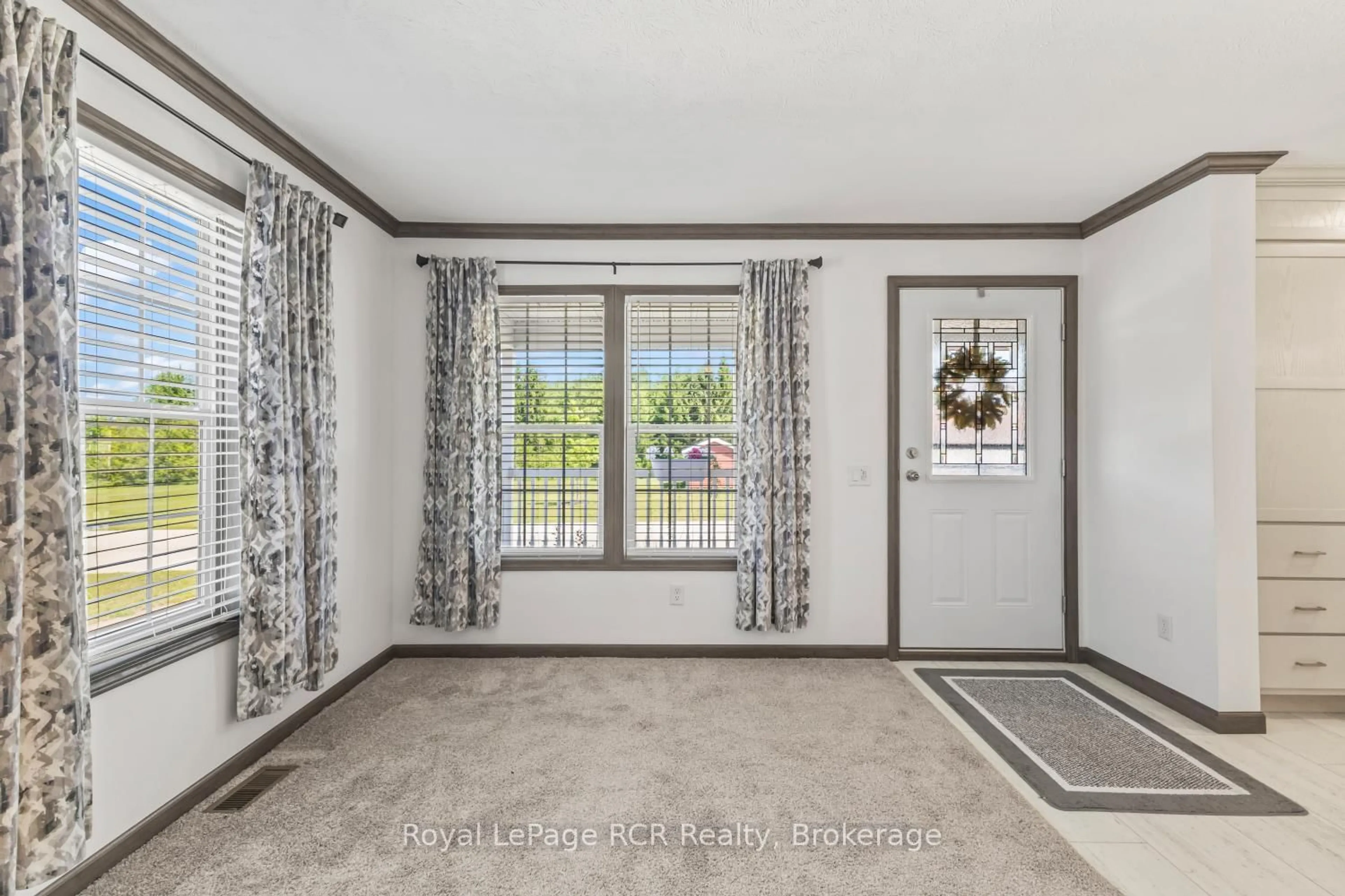 Indoor entryway for 206 Spruce Dr, West Grey Ontario N4N 3B8