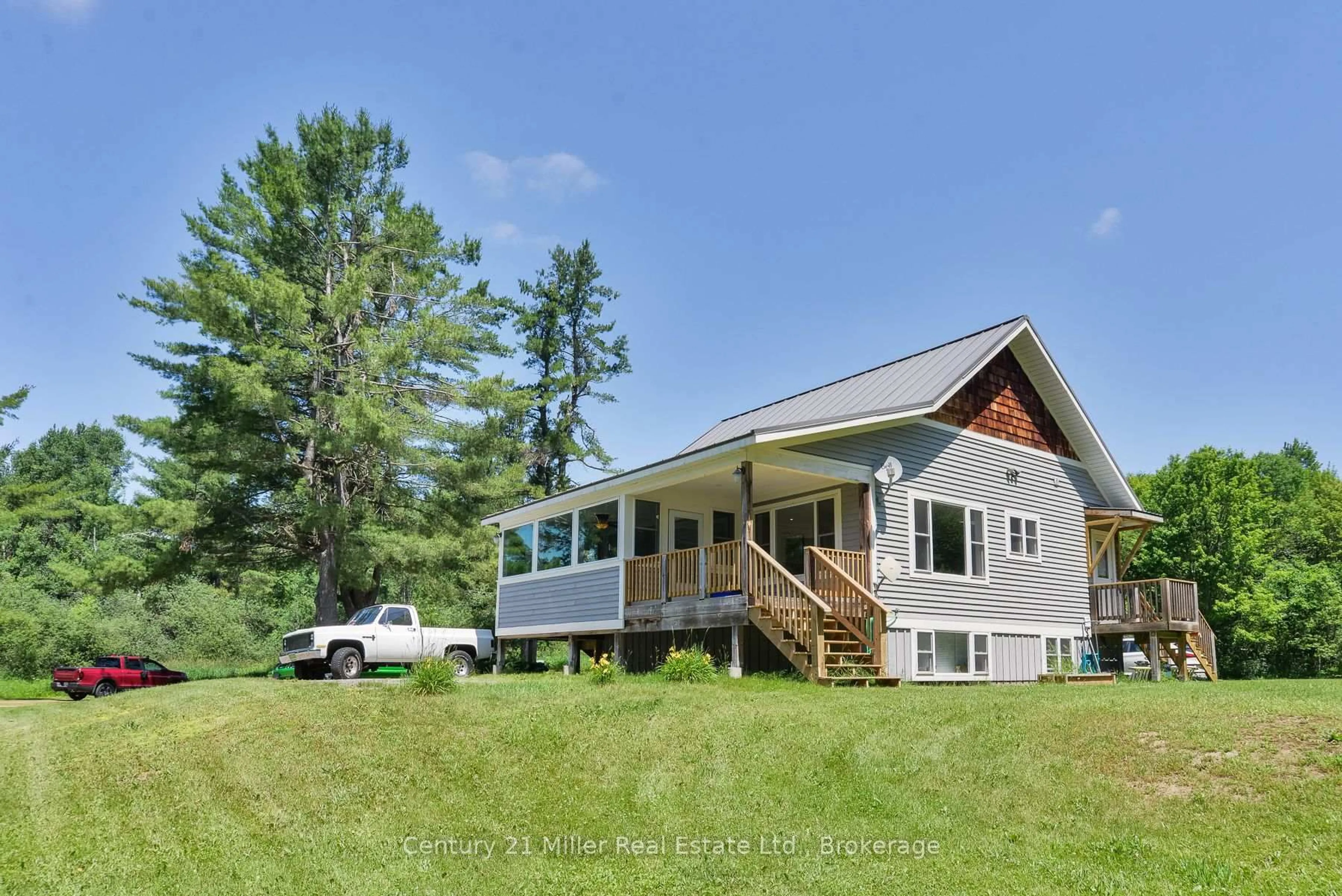 Home with vinyl exterior material, unknown for 1028 Medora Lake Rd, Muskoka Lakes Ontario P0B 1J0