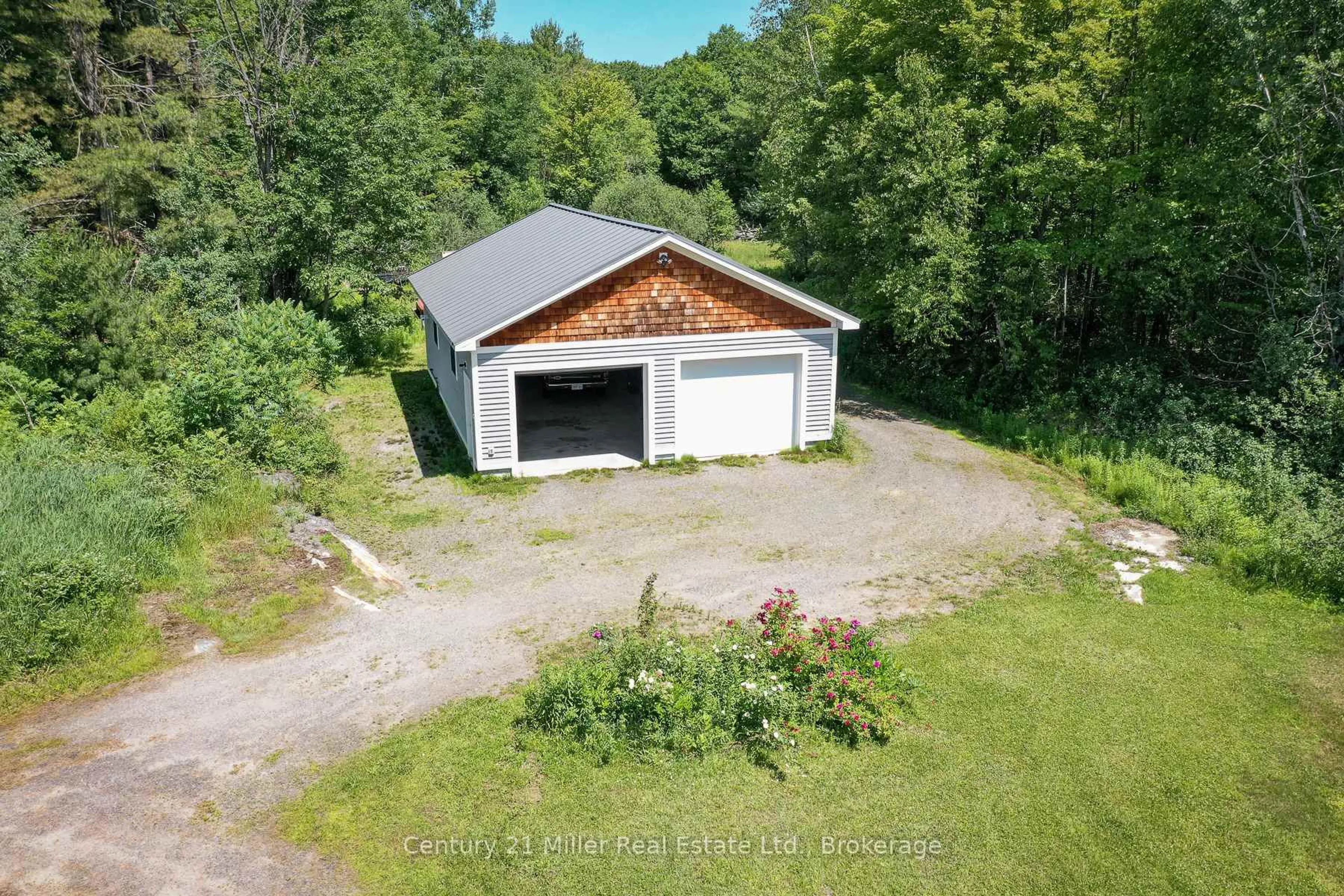 A pic from outside/outdoor area/front of a property/back of a property/a pic from drone, unknown for 1028 Medora Lake Rd, Muskoka Lakes Ontario P0B 1J0