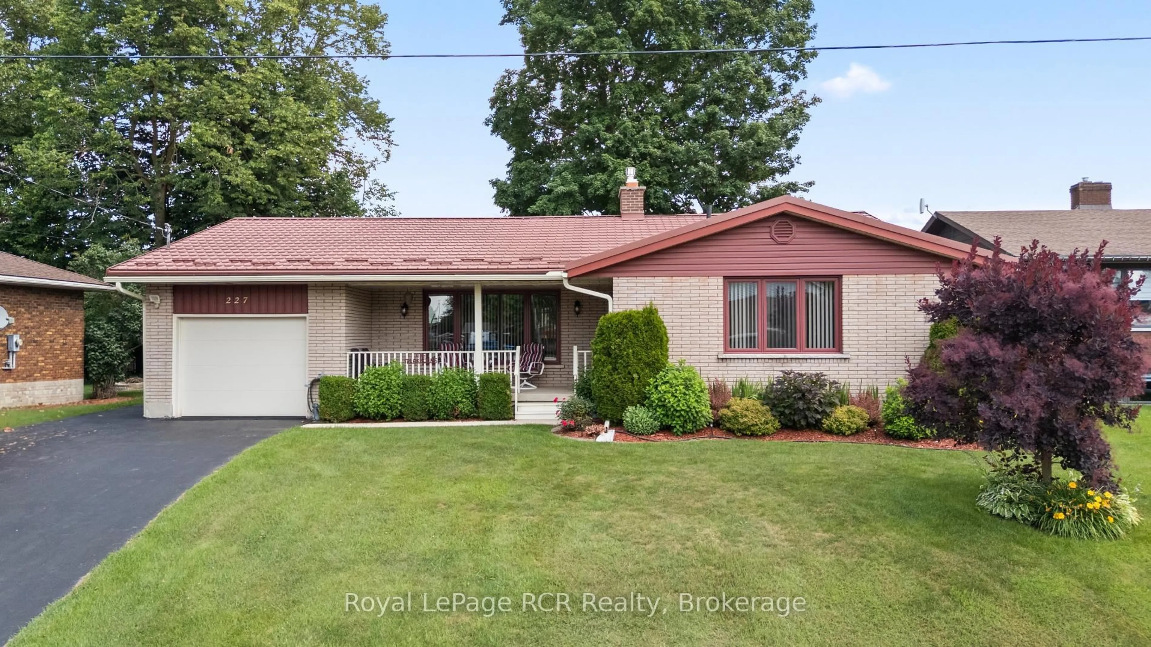 Home with vinyl exterior material, street for 227 15th Ave, Hanover Ontario N4N 3E1
