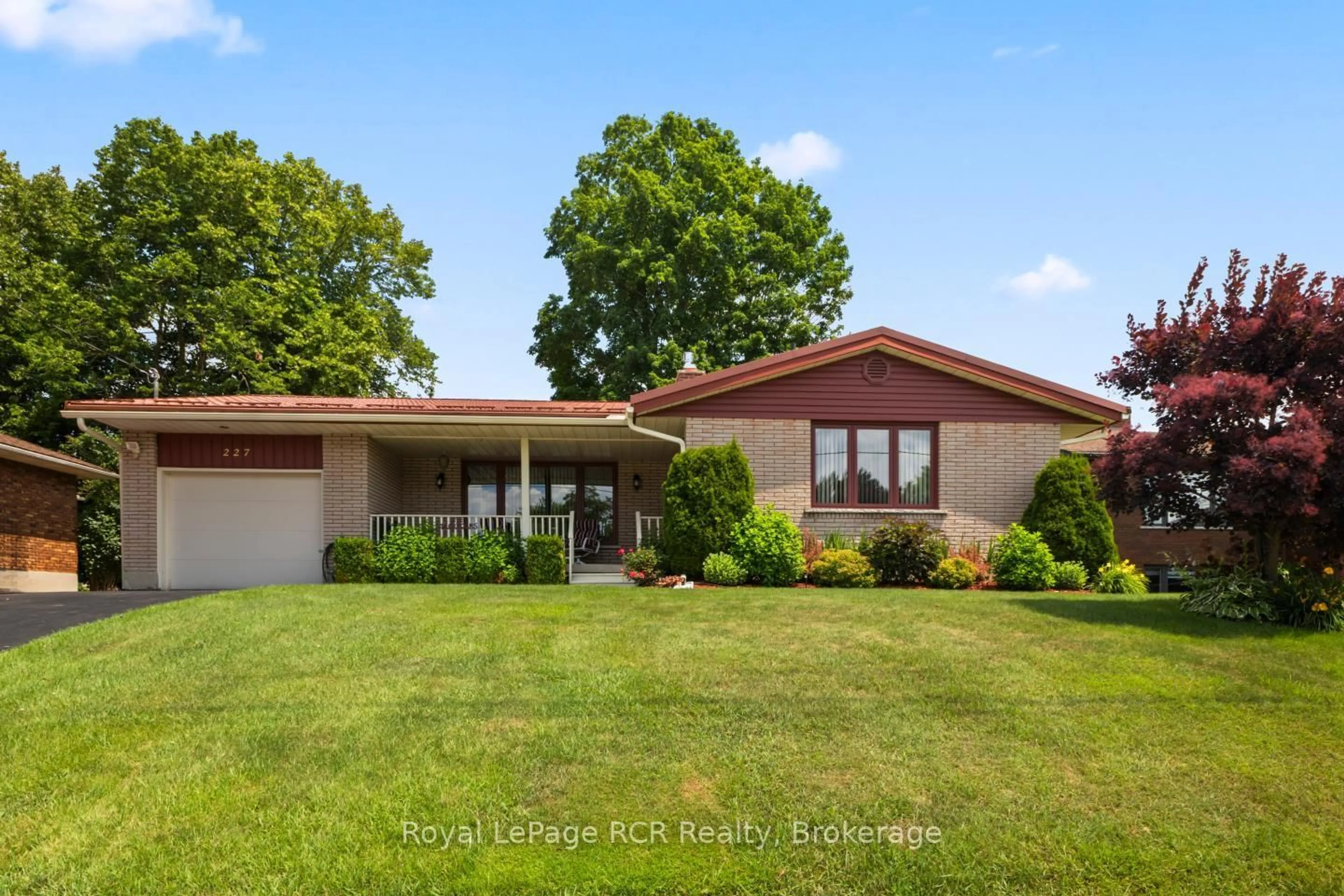 Home with brick exterior material, water/lake/river/ocean view for 227 15th Ave, Hanover Ontario N4N 3E1
