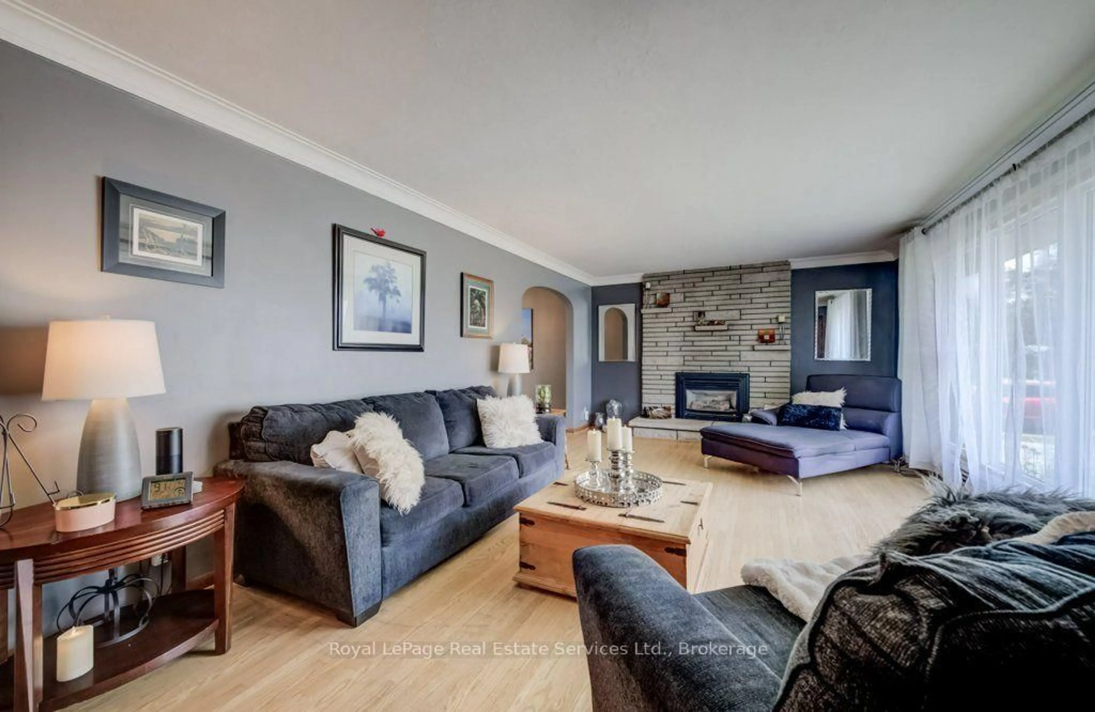 Living room with furniture, unknown for 124 BATTERY St, Fort Erie Ontario L2A 3L6