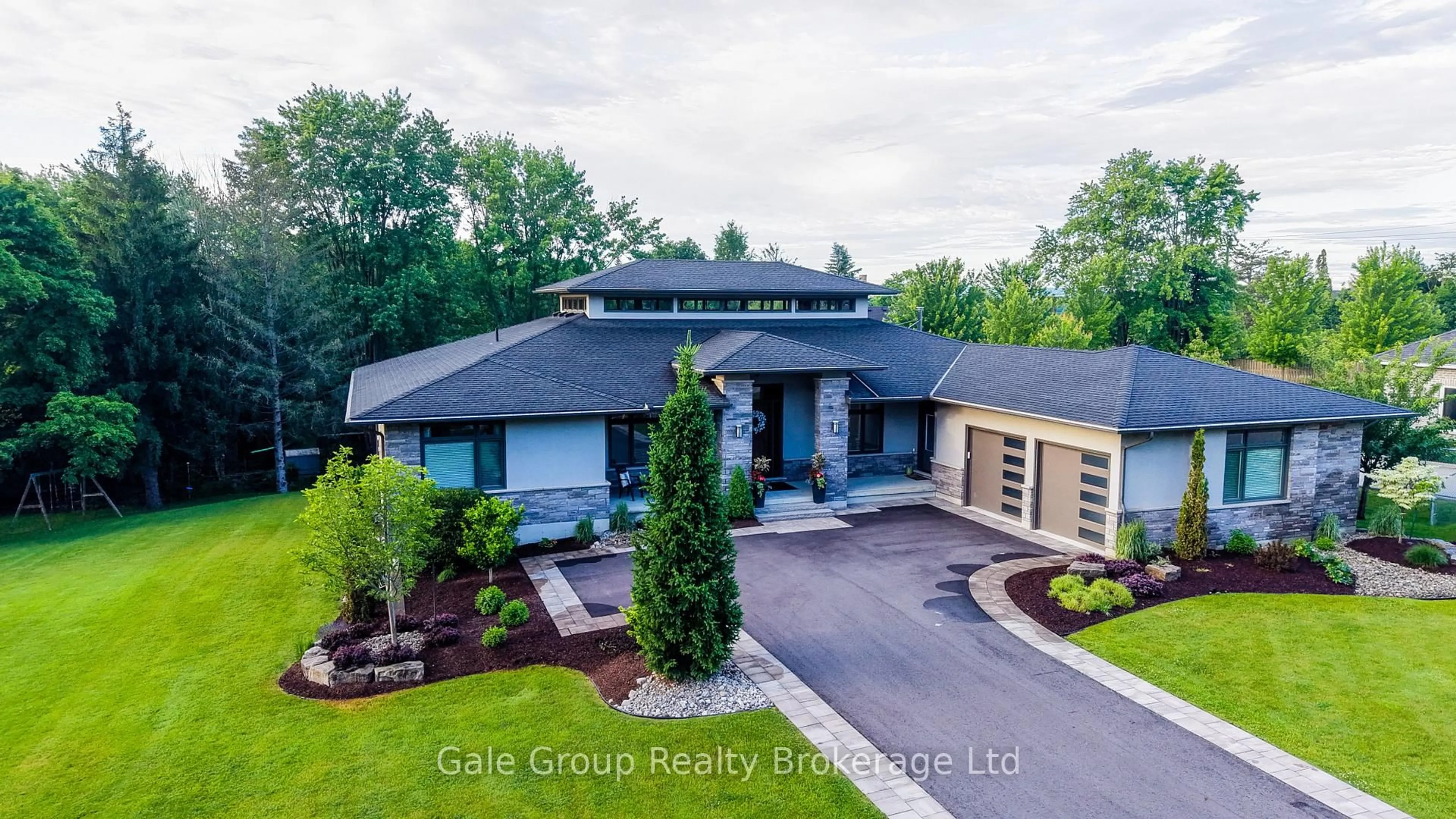 A pic from outside/outdoor area/front of a property/back of a property/a pic from drone, building for 8 Pittock Park Rd, Woodstock Ontario N4S 7W1