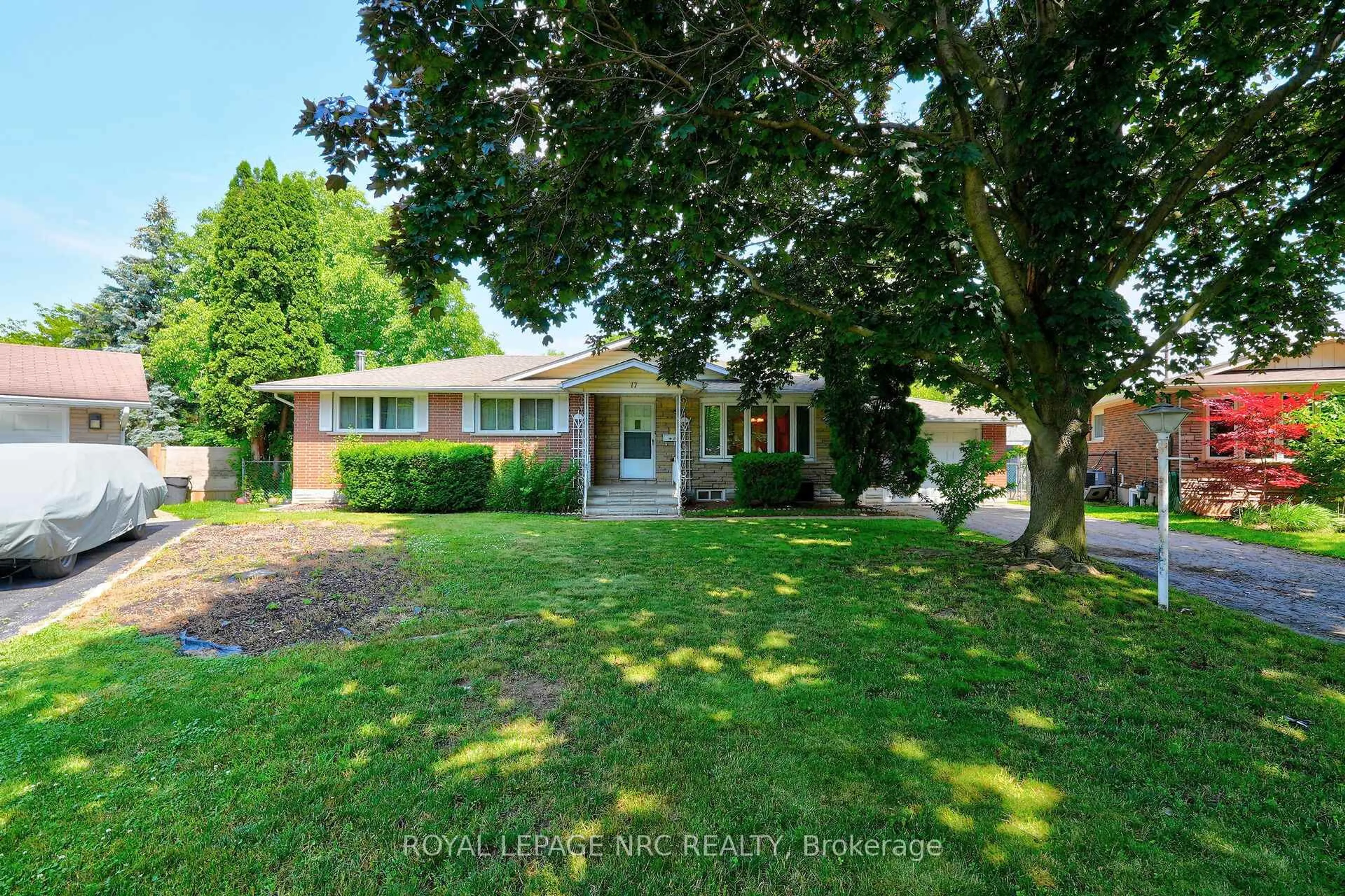 A pic from outside/outdoor area/front of a property/back of a property/a pic from drone, street for 17 St. Louis Pl, St. Catharines Ontario L2M 1K1