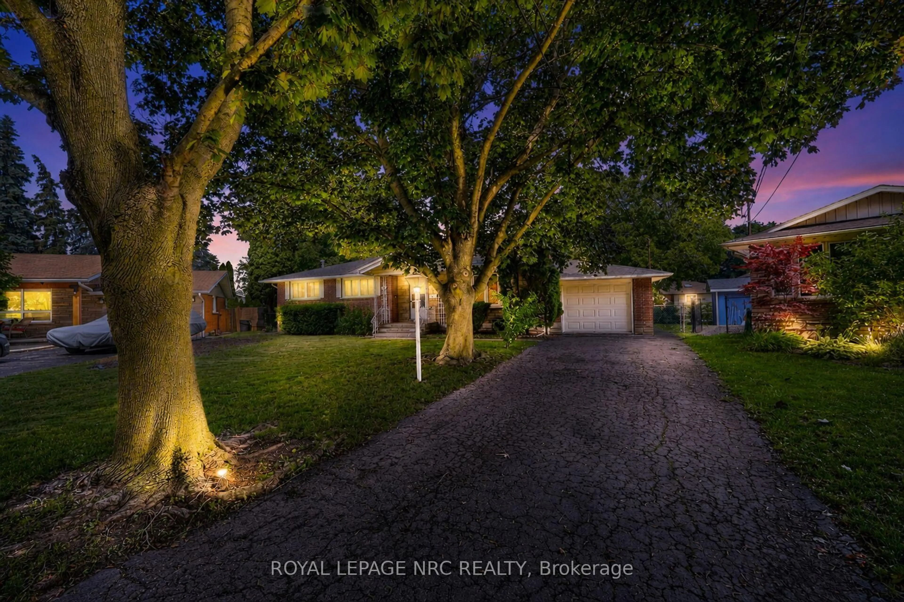 A pic from outside/outdoor area/front of a property/back of a property/a pic from drone, street for 17 St. Louis Pl, St. Catharines Ontario L2M 1K1