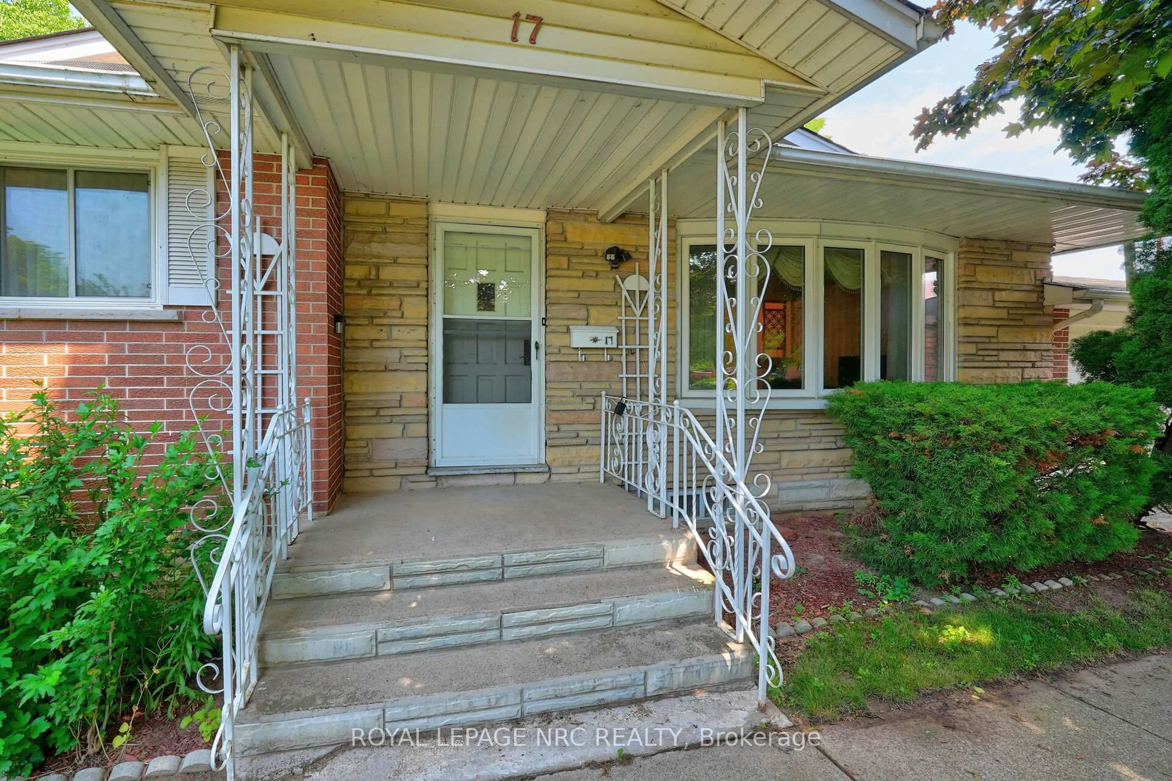 Home with brick exterior material, street for 17 St. Louis Pl, St. Catharines Ontario L2M 1K1