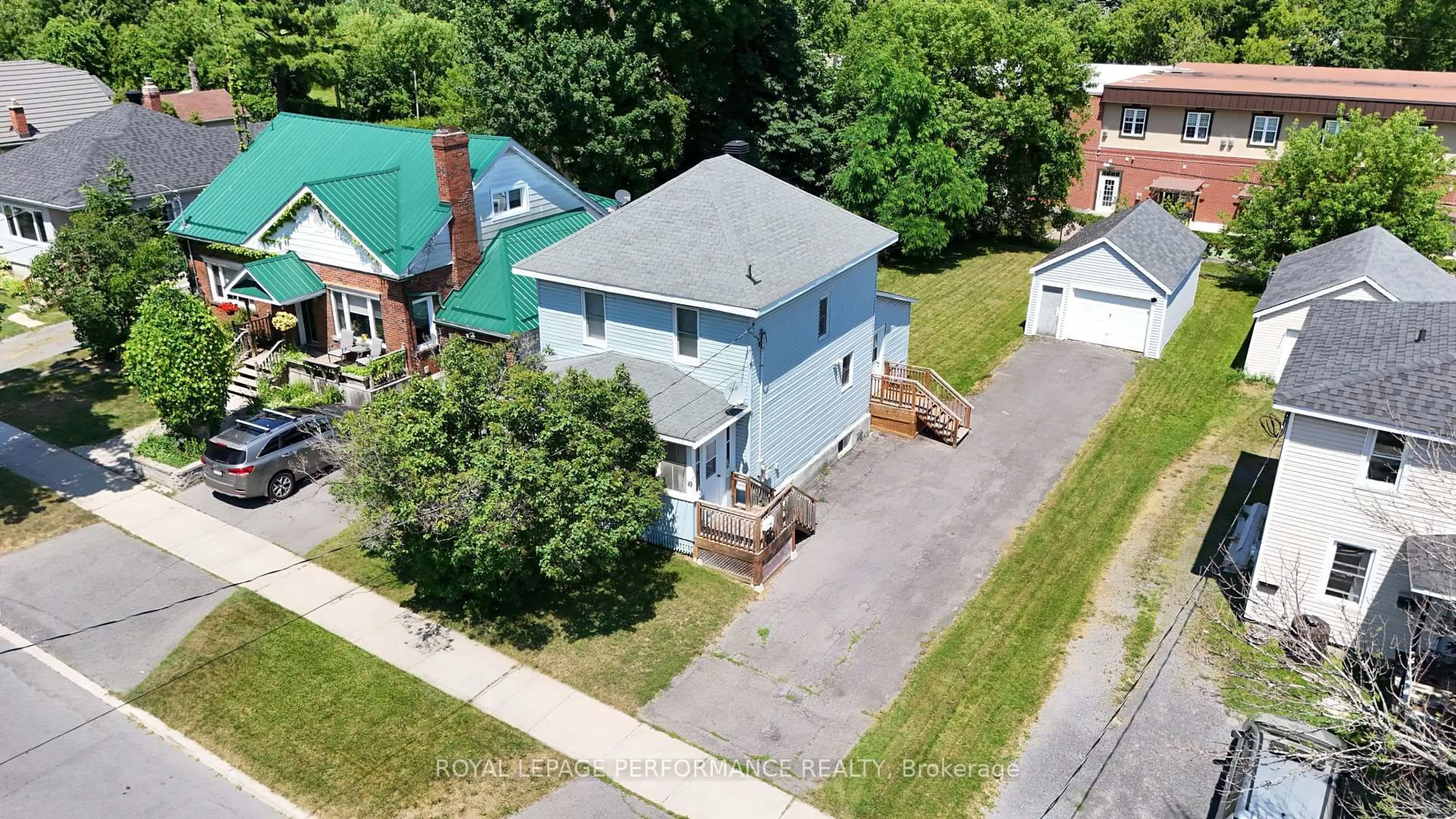A pic from outside/outdoor area/front of a property/back of a property/a pic from drone, street for 10 Dunbar Ave, Cornwall Ontario K6H 5M7