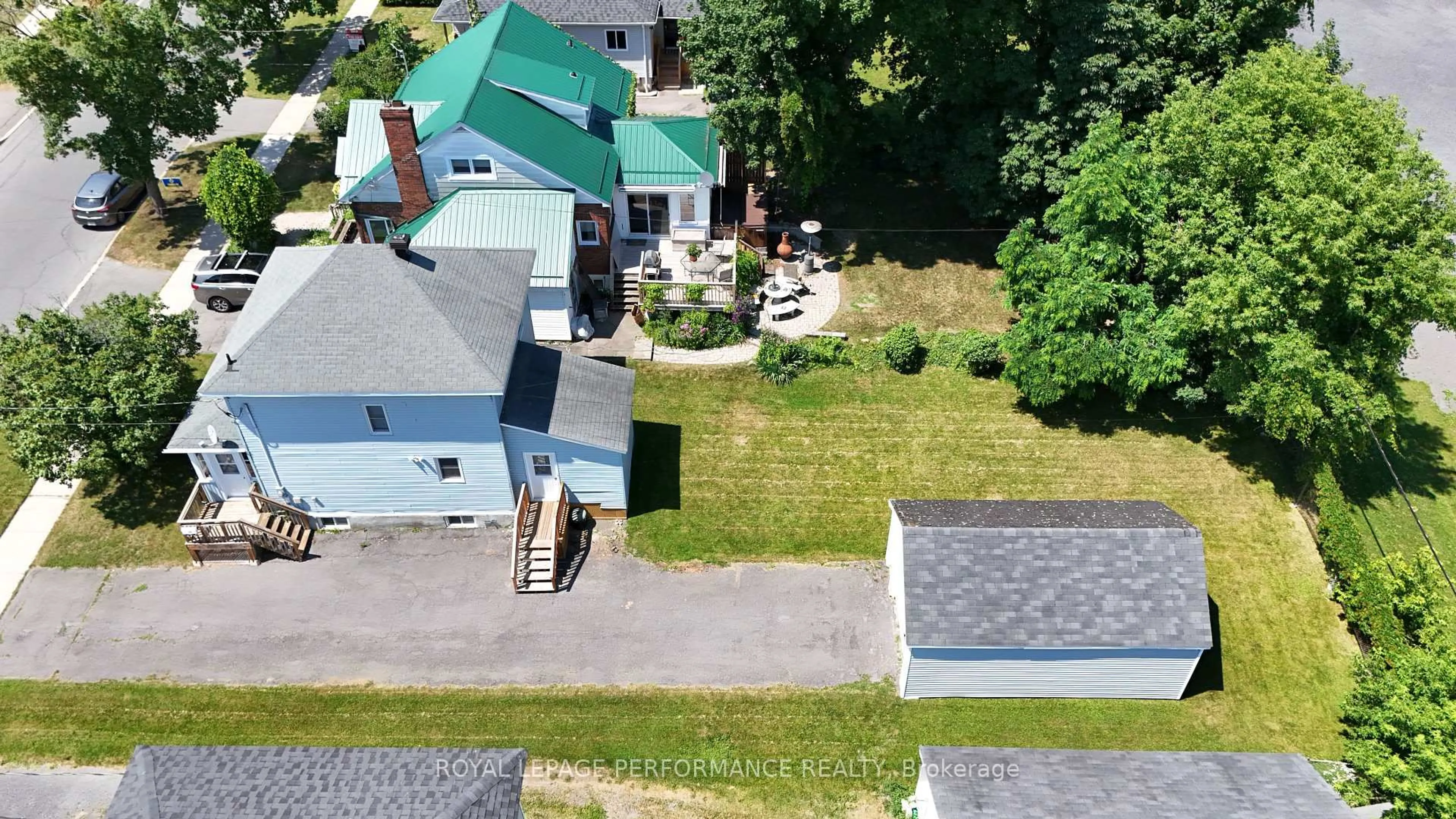 A pic from outside/outdoor area/front of a property/back of a property/a pic from drone, street for 10 Dunbar Ave, Cornwall Ontario K6H 5M7