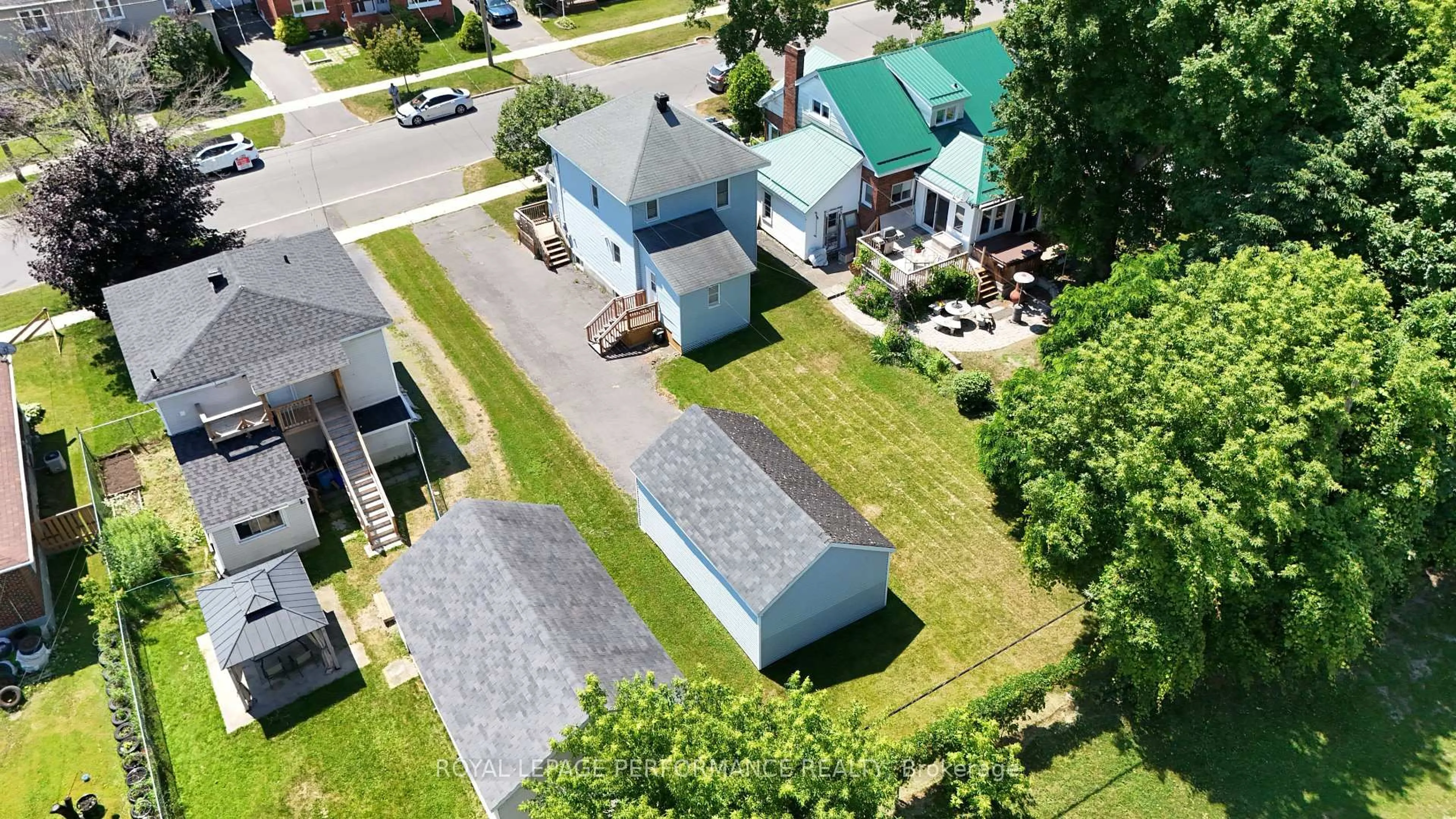 A pic from outside/outdoor area/front of a property/back of a property/a pic from drone, street for 10 Dunbar Ave, Cornwall Ontario K6H 5M7