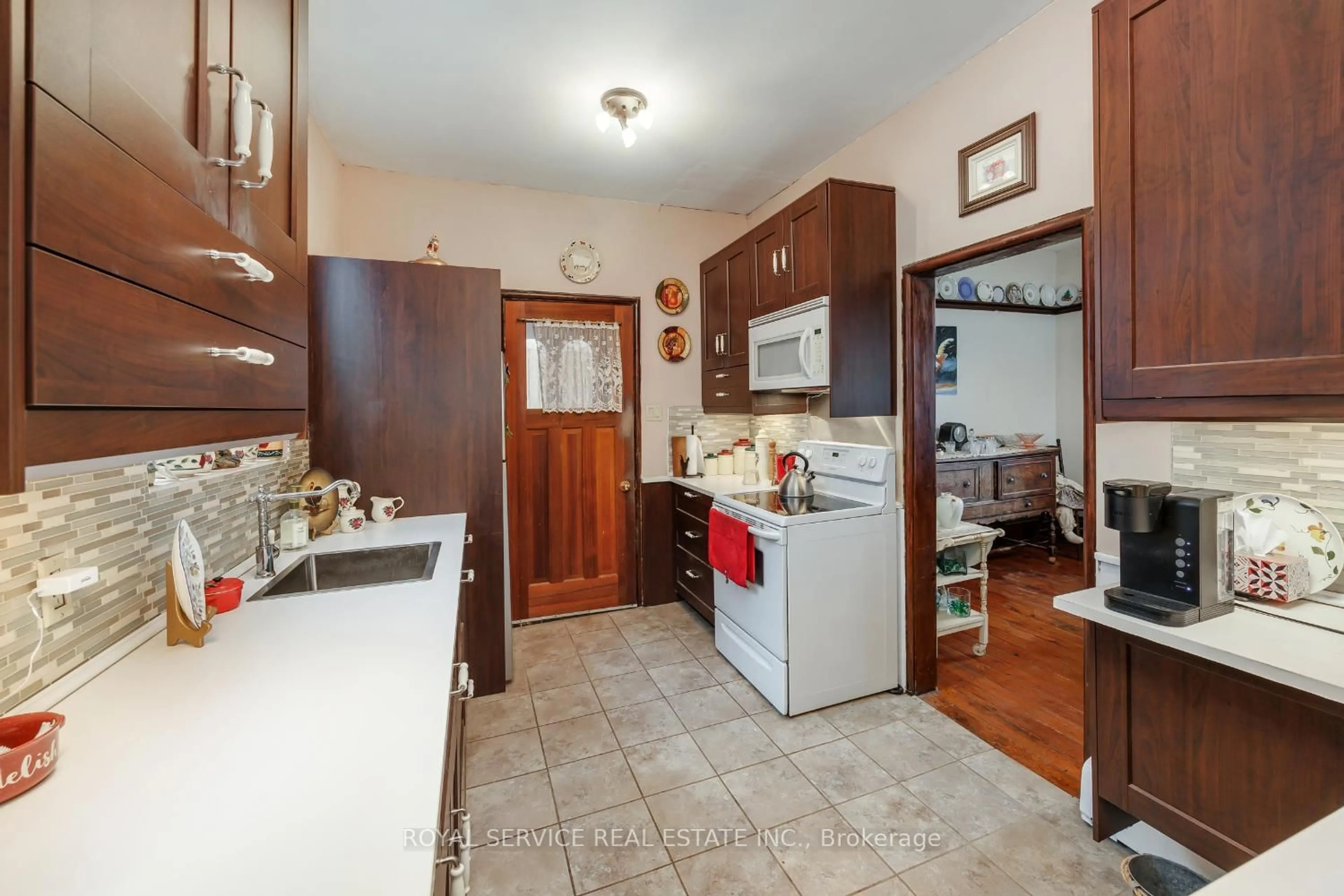 Standard kitchen, unknown for 12 Park St, Port Hope Ontario L1A 1C1
