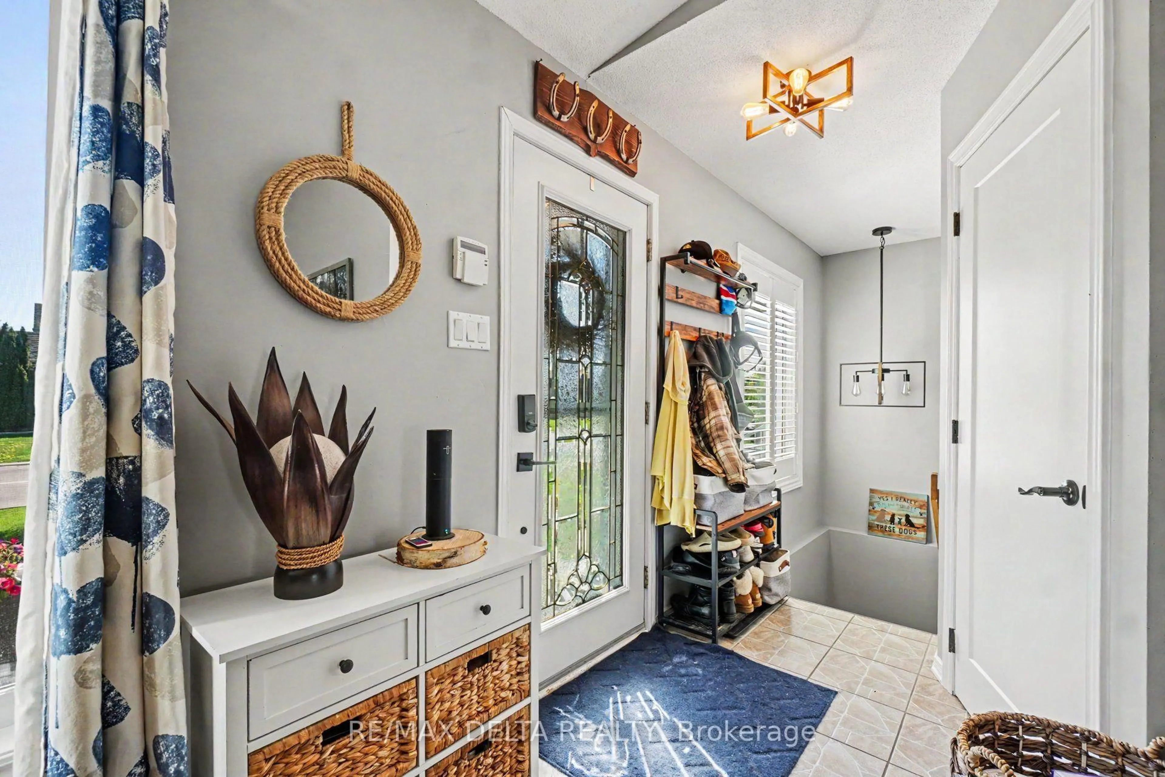 Indoor entryway for 117 Panorama Ave, Alfred and Plantagenet Ontario K0A 3K0