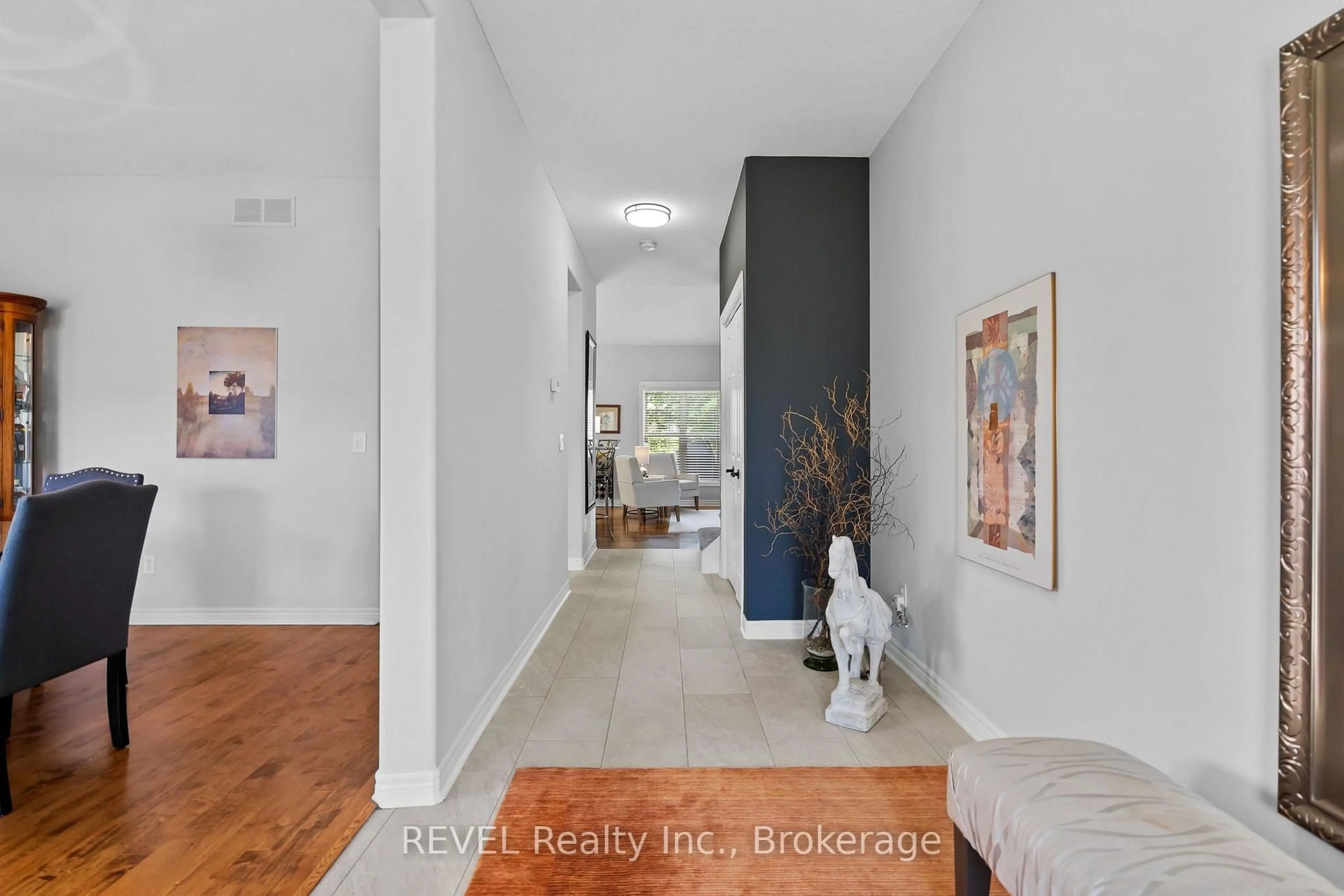 Indoor entryway for 16 Maracay Way, St. Catharines Ontario L2W 1C5
