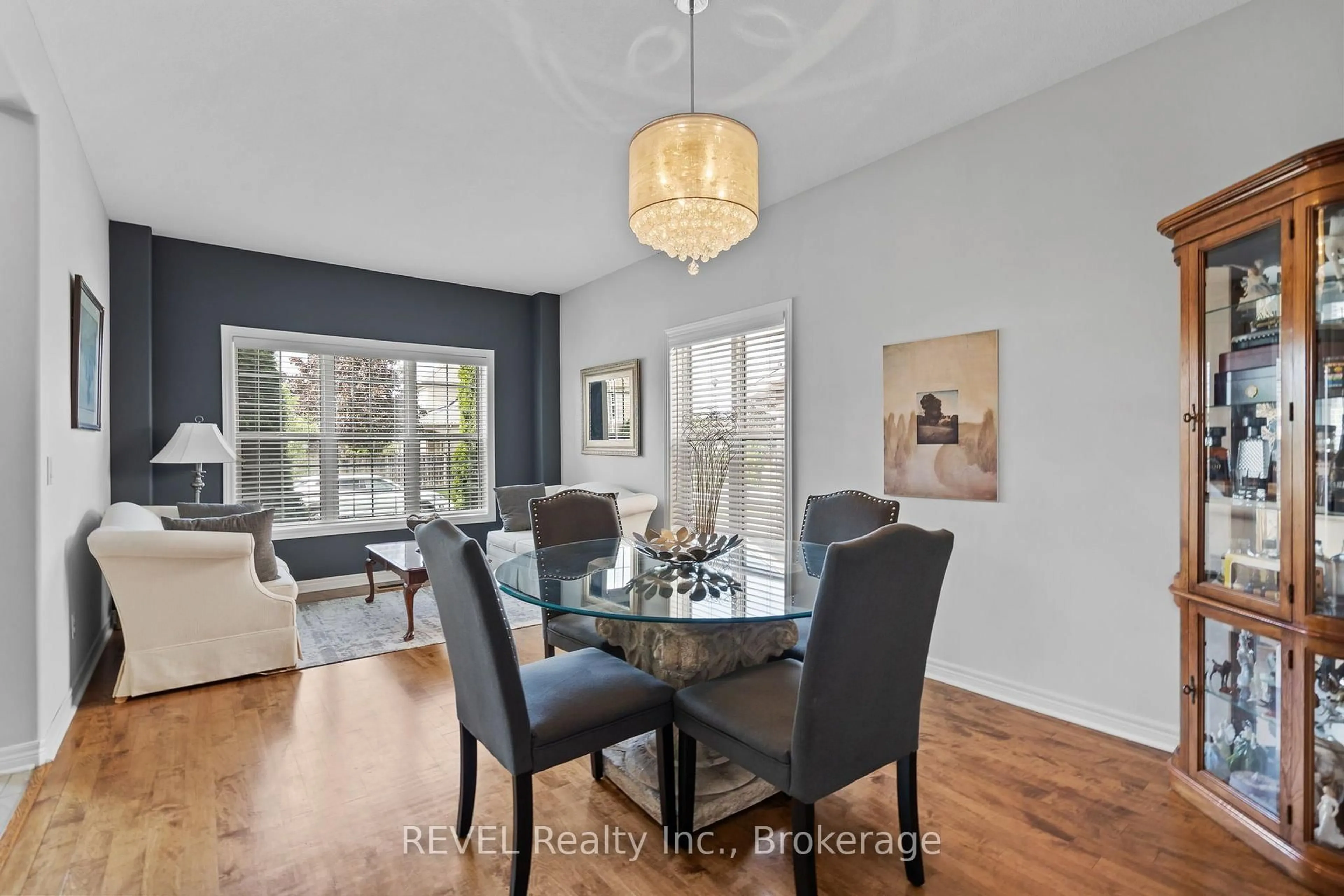 Dining room, wood/laminate floor for 16 Maracay Way, St. Catharines Ontario L2W 1C5