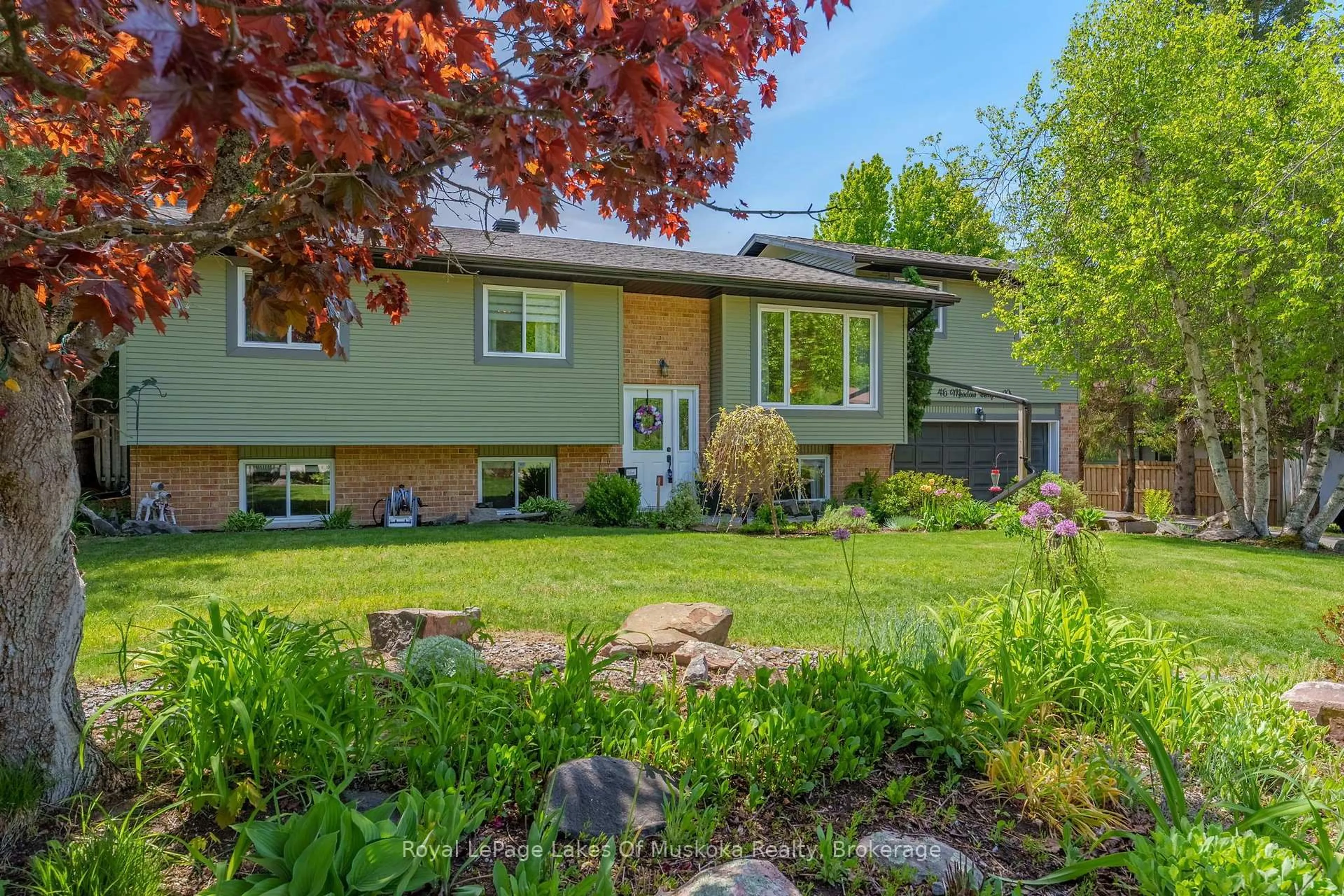 Home with vinyl exterior material, street for 46 Meadow Heights Dr, Bracebridge Ontario P1L 1A2