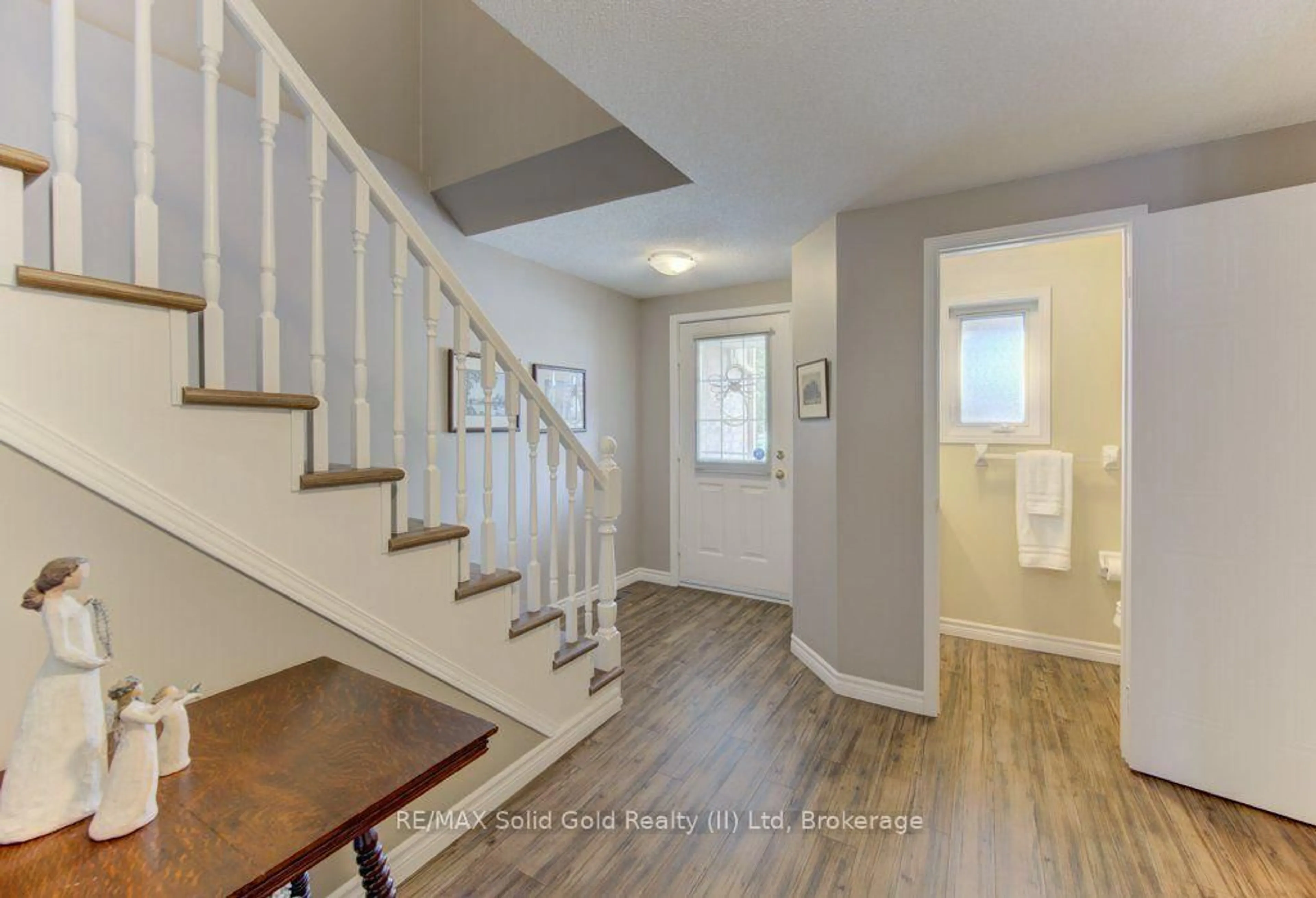 Indoor entryway for 309 Pastern Tr, Waterloo Ontario N2K 3Z3