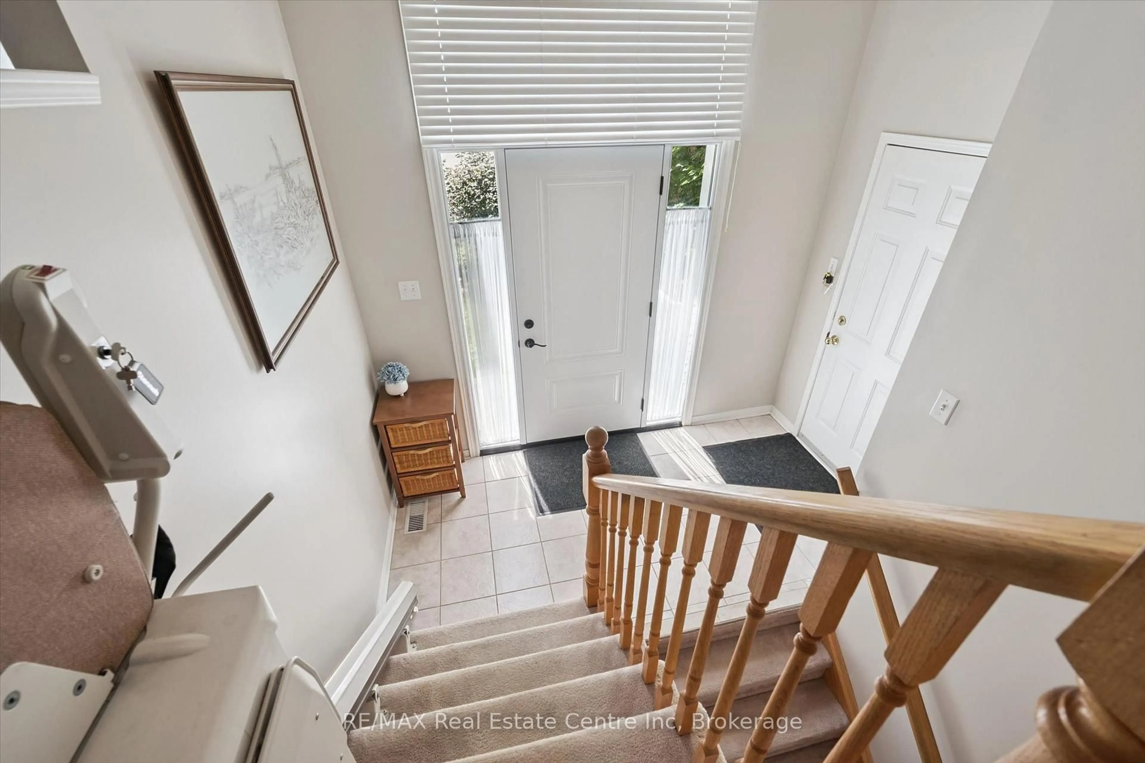 Indoor entryway for 45 Braeside Rd, Centre Wellington Ontario N1M 2V1