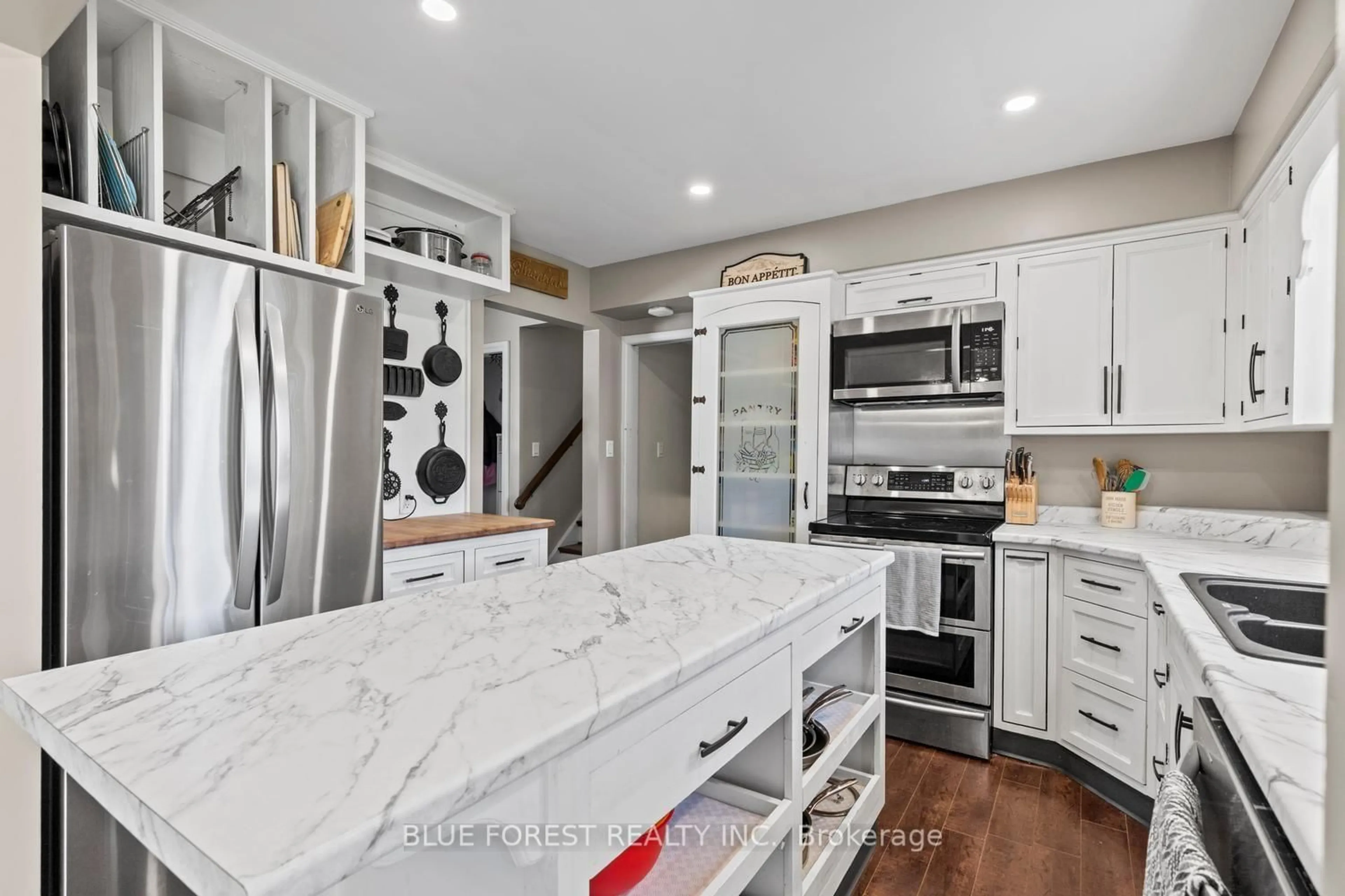 Open concept kitchen, ceramic/tile floor for 16 Dell Dr, Strathroy-Caradoc Ontario N7G 3N5