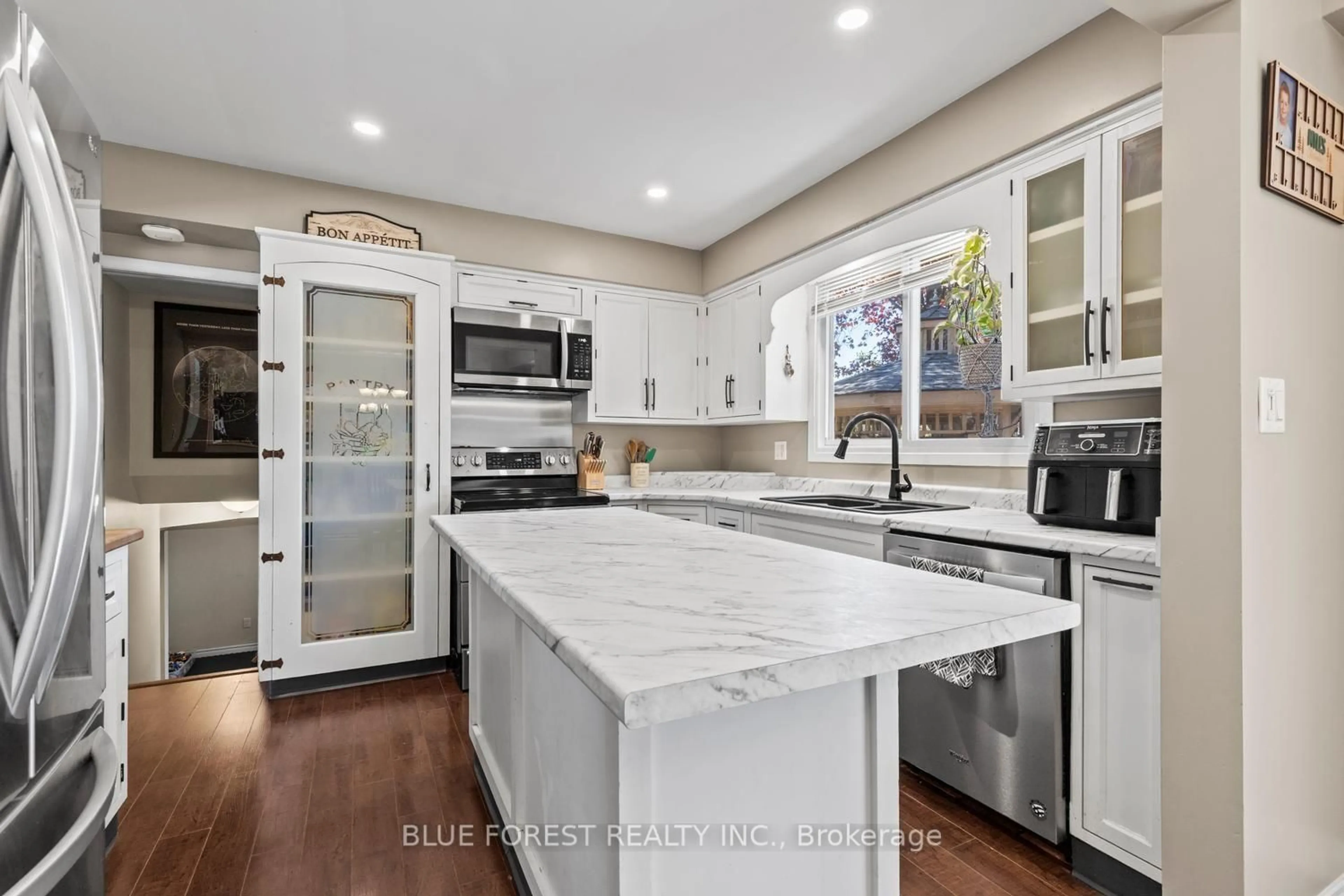 Open concept kitchen, ceramic/tile floor for 16 Dell Dr, Strathroy-Caradoc Ontario N7G 3N5