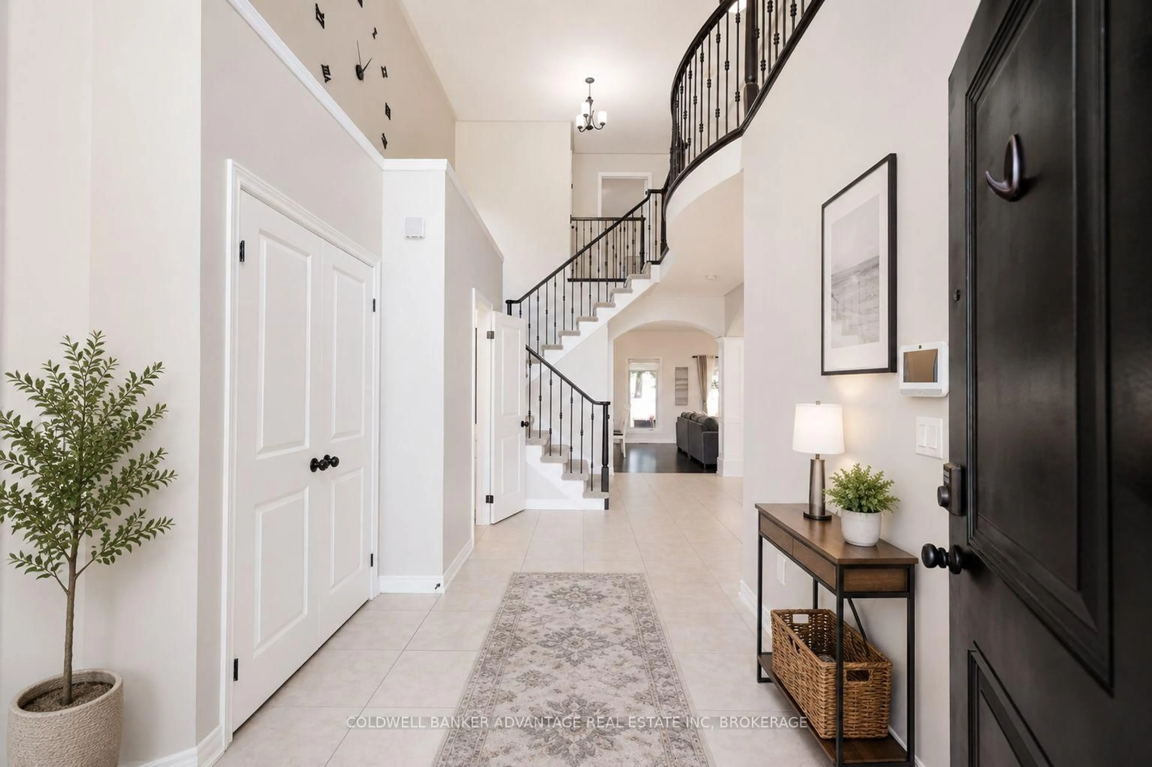 Indoor entryway for 395 Michael Dr, Welland Ontario L3C 0A5