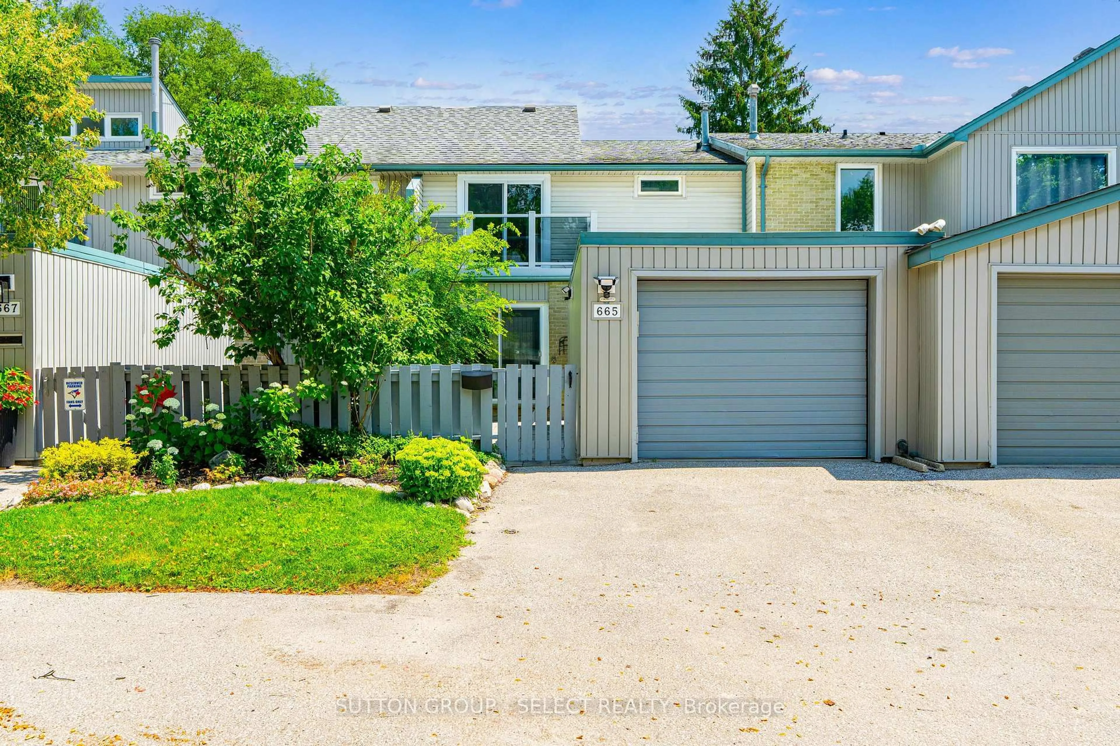 A pic from outside/outdoor area/front of a property/back of a property/a pic from drone, street for 665 Woodcrest Blvd, London South Ontario N6K 1P8