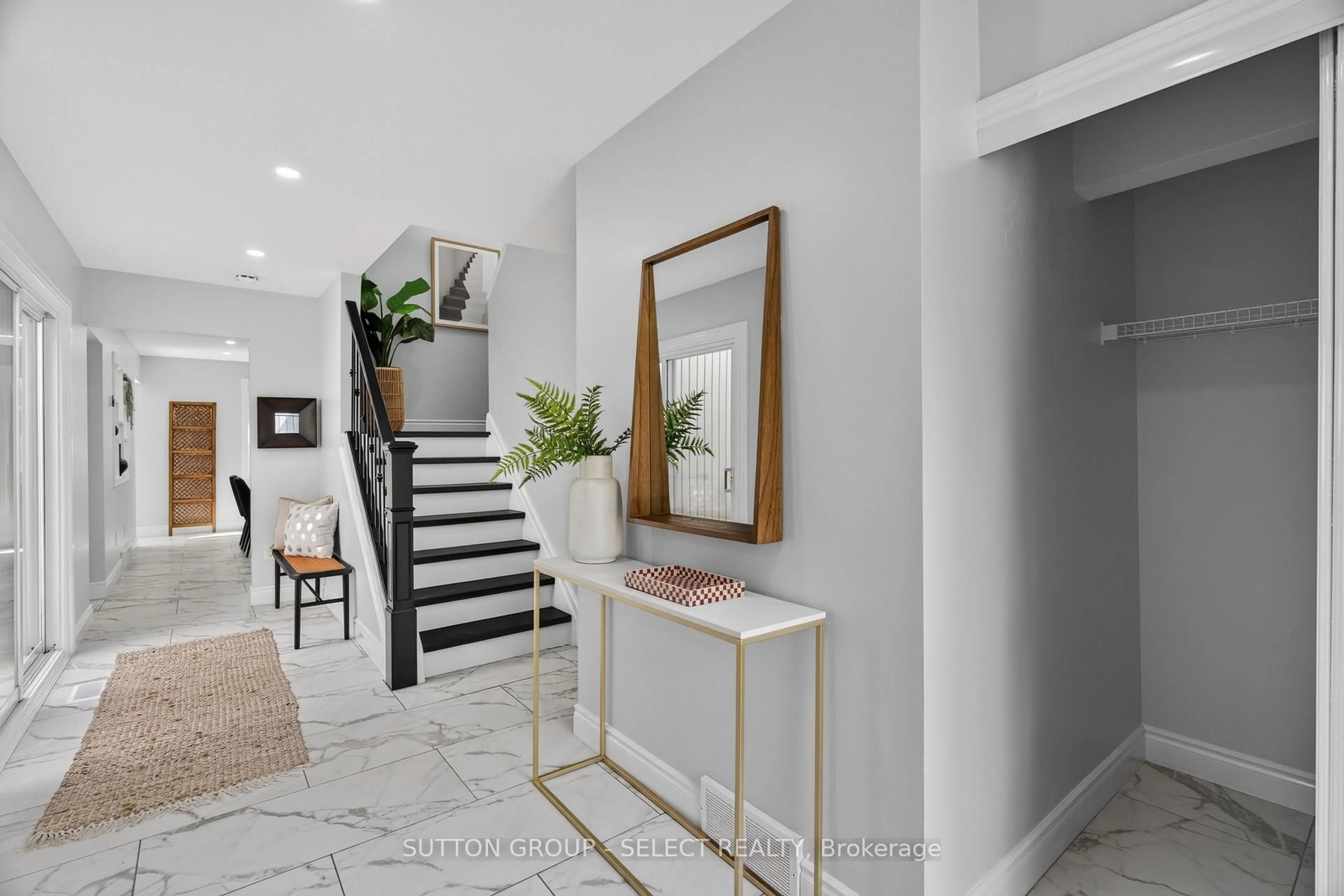 Indoor entryway for 665 Woodcrest Blvd, London South Ontario N6K 1P8