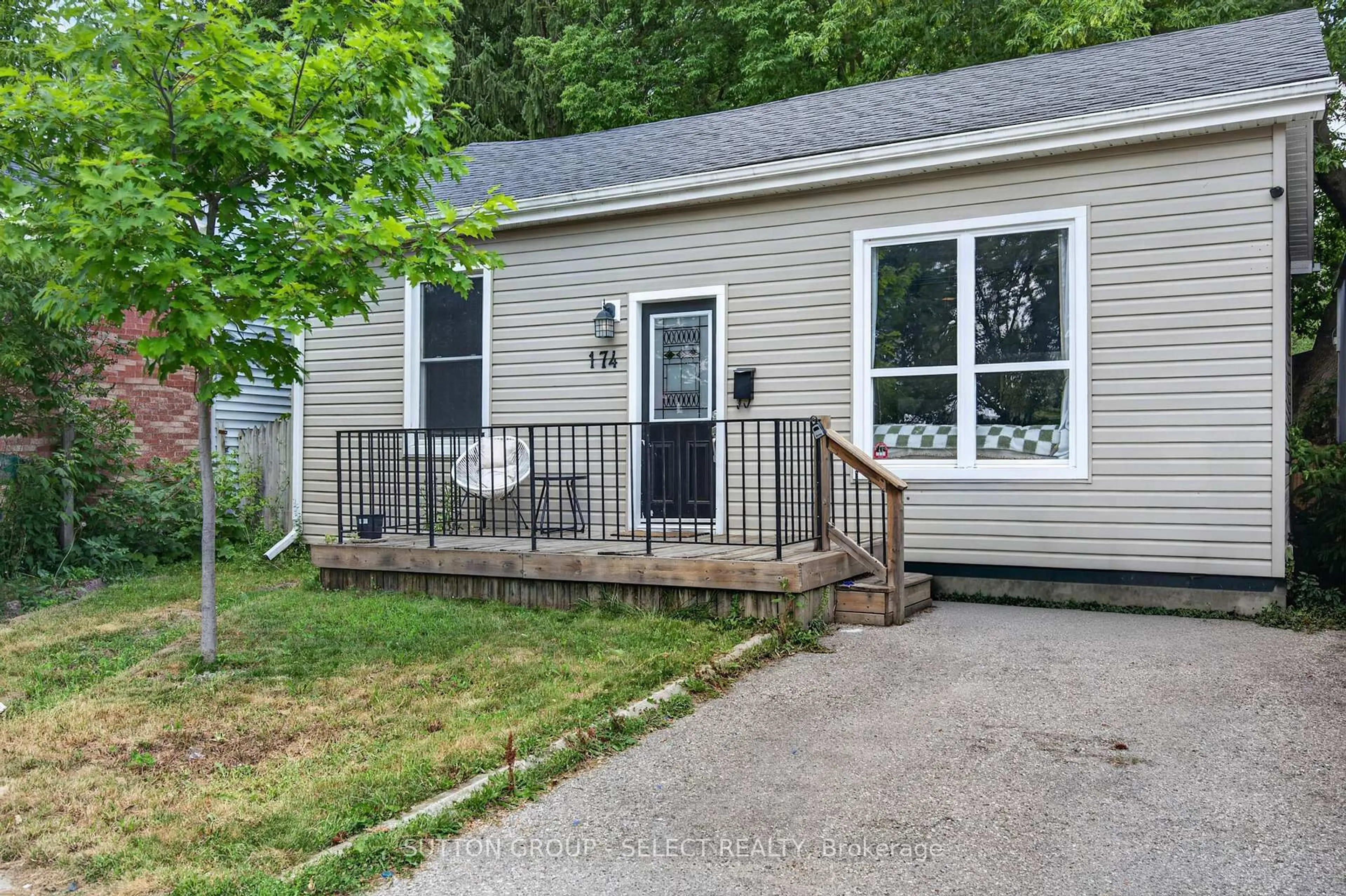 Home with vinyl exterior material, street for 174 Clarence St, London East Ontario N6B 2J7