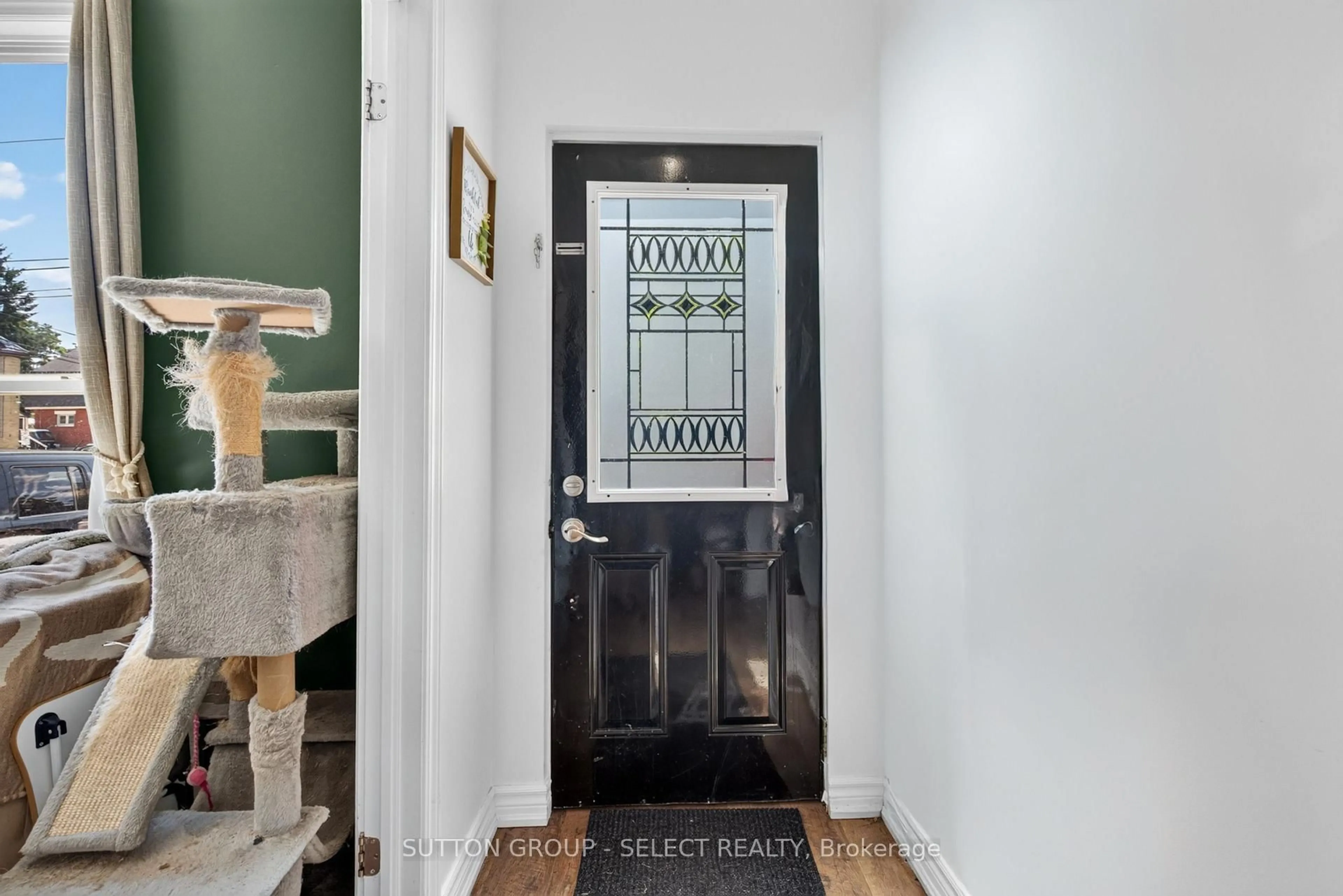 Indoor entryway for 174 Clarence St, London East Ontario N6B 2J7