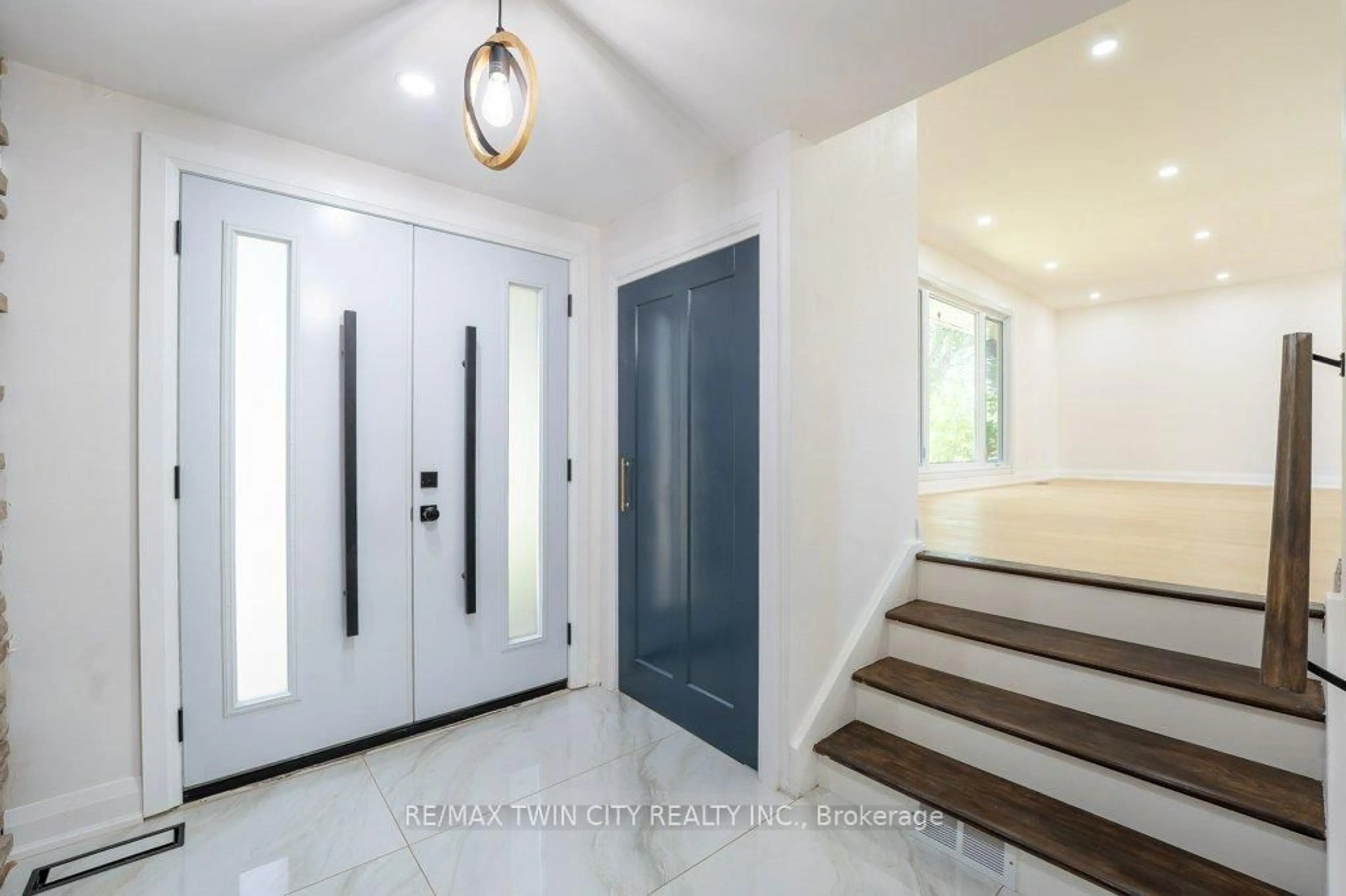 Indoor entryway for 21 Halliwell Dr, Kitchener Ontario N2B 2M5