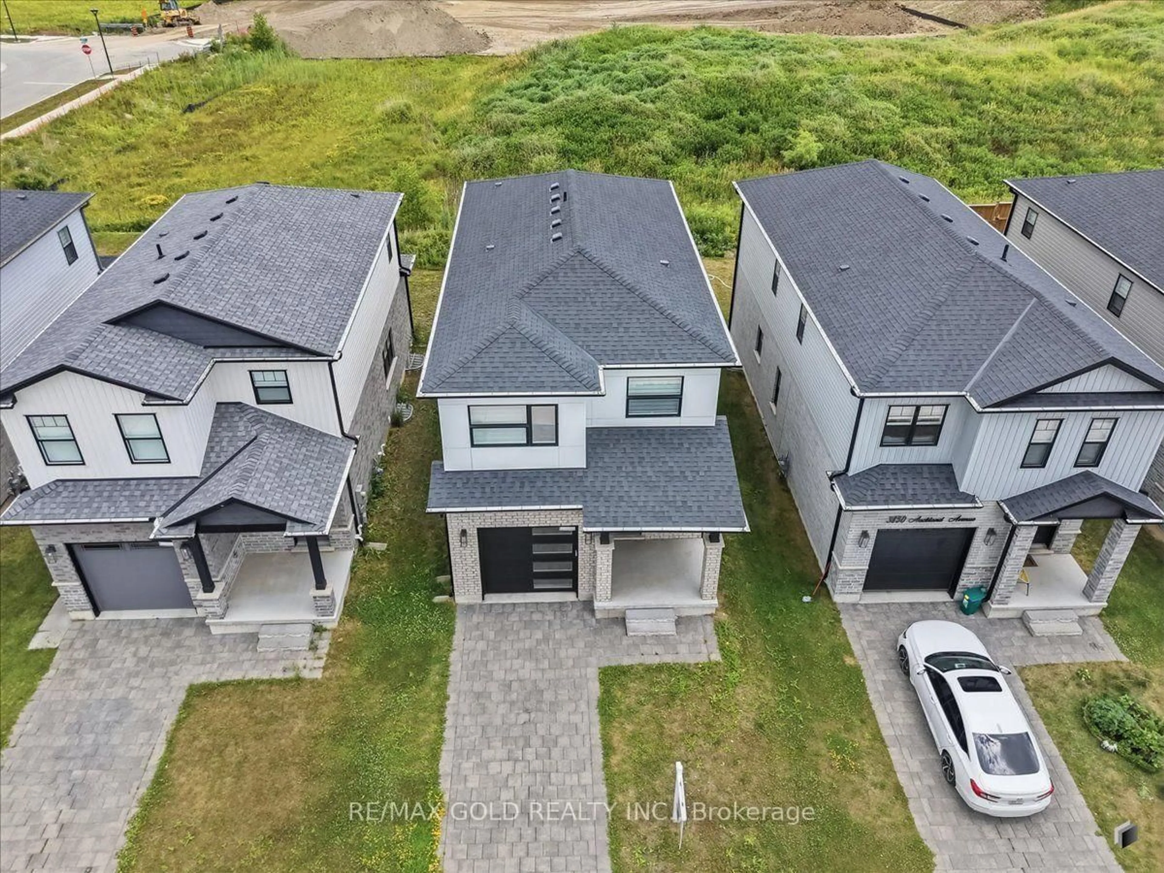 A pic from outside/outdoor area/front of a property/back of a property/a pic from drone, street for 3846 Auckland Ave, London South Ontario N6L 0J2