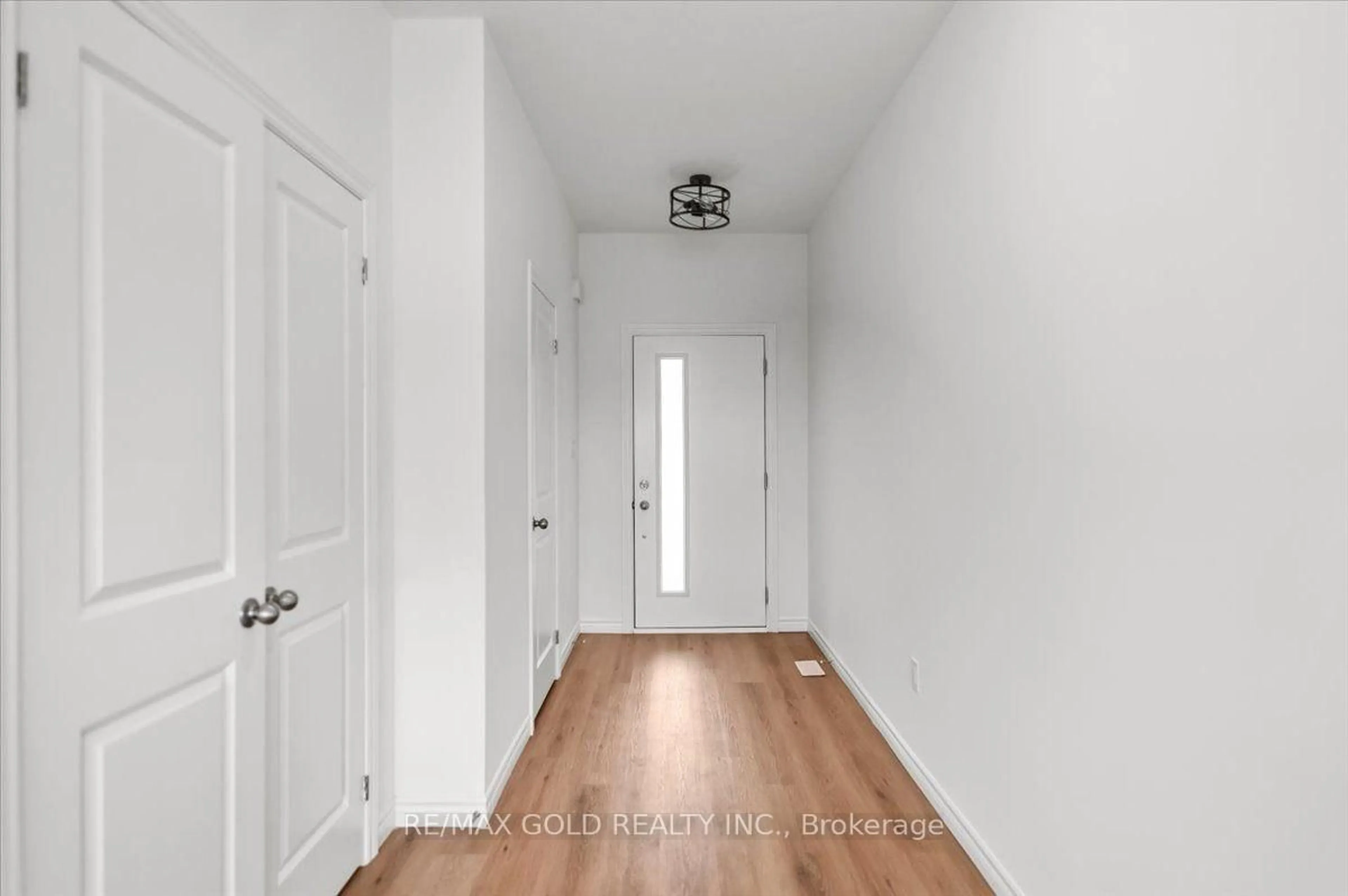 Indoor entryway for 3846 Auckland Ave, London South Ontario N6L 0J2