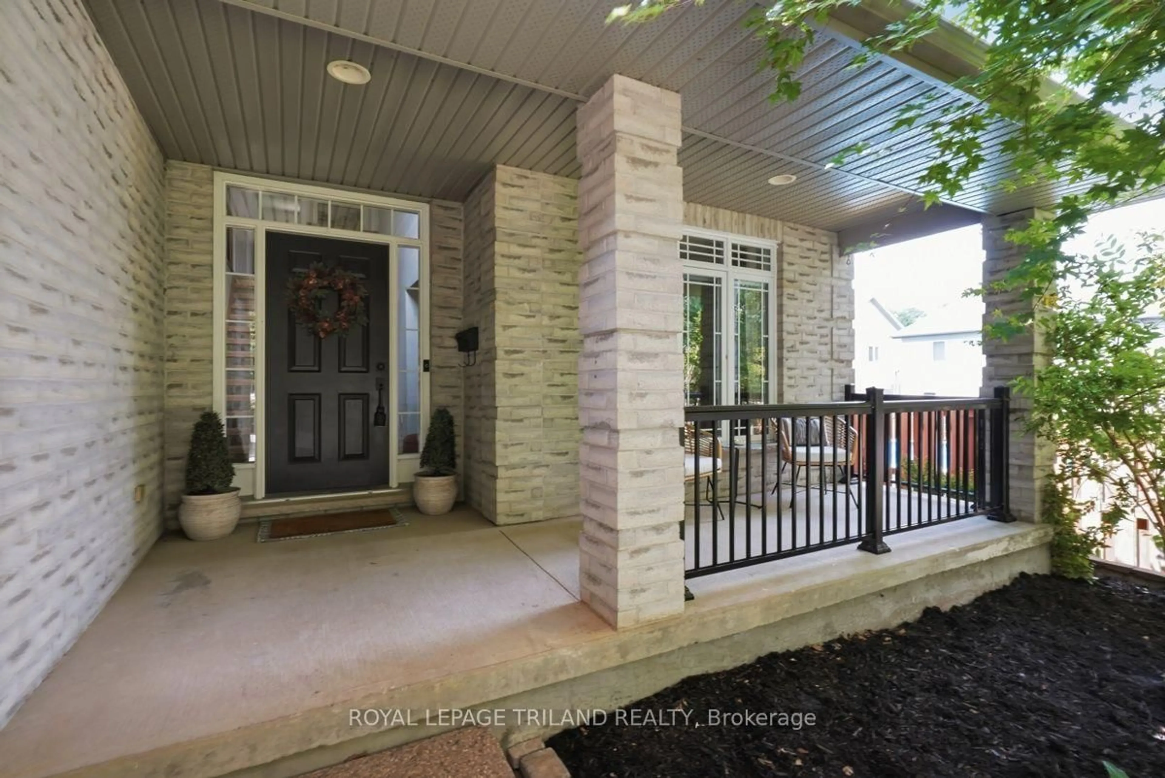 Indoor entryway for 921 Guildwood Blvd, London North Ontario N6H 5G4