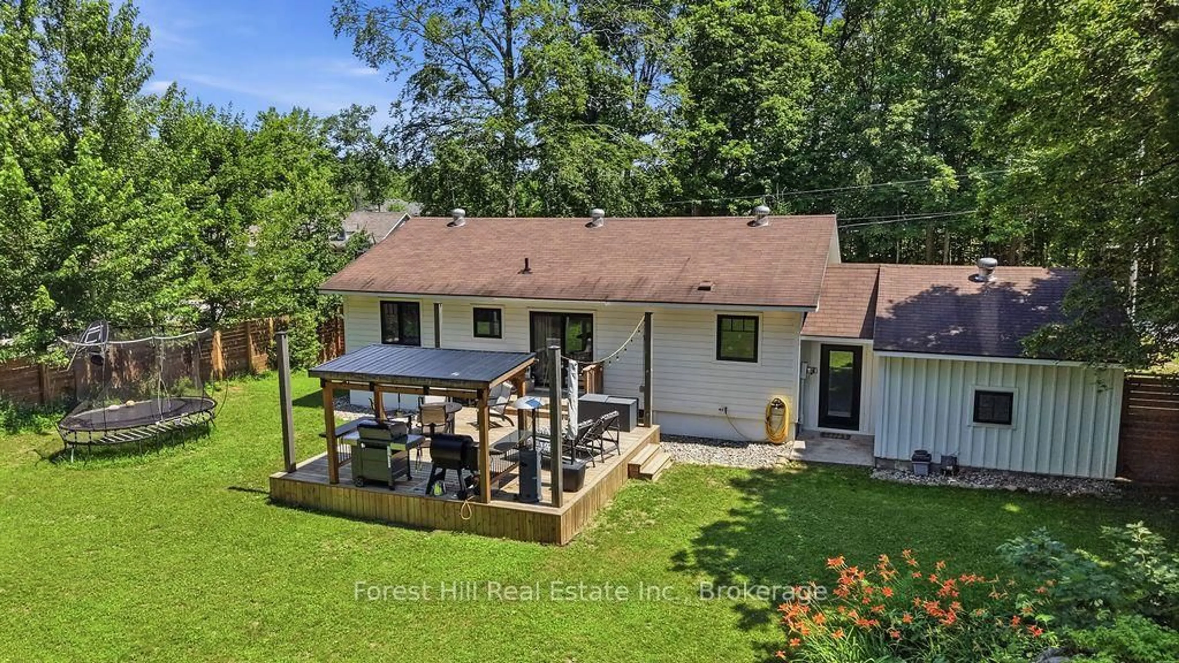 A pic from outside/outdoor area/front of a property/back of a property/a pic from drone, water/lake/river/ocean view for 415 Wellington St, Gravenhurst Ontario P1P 1A7