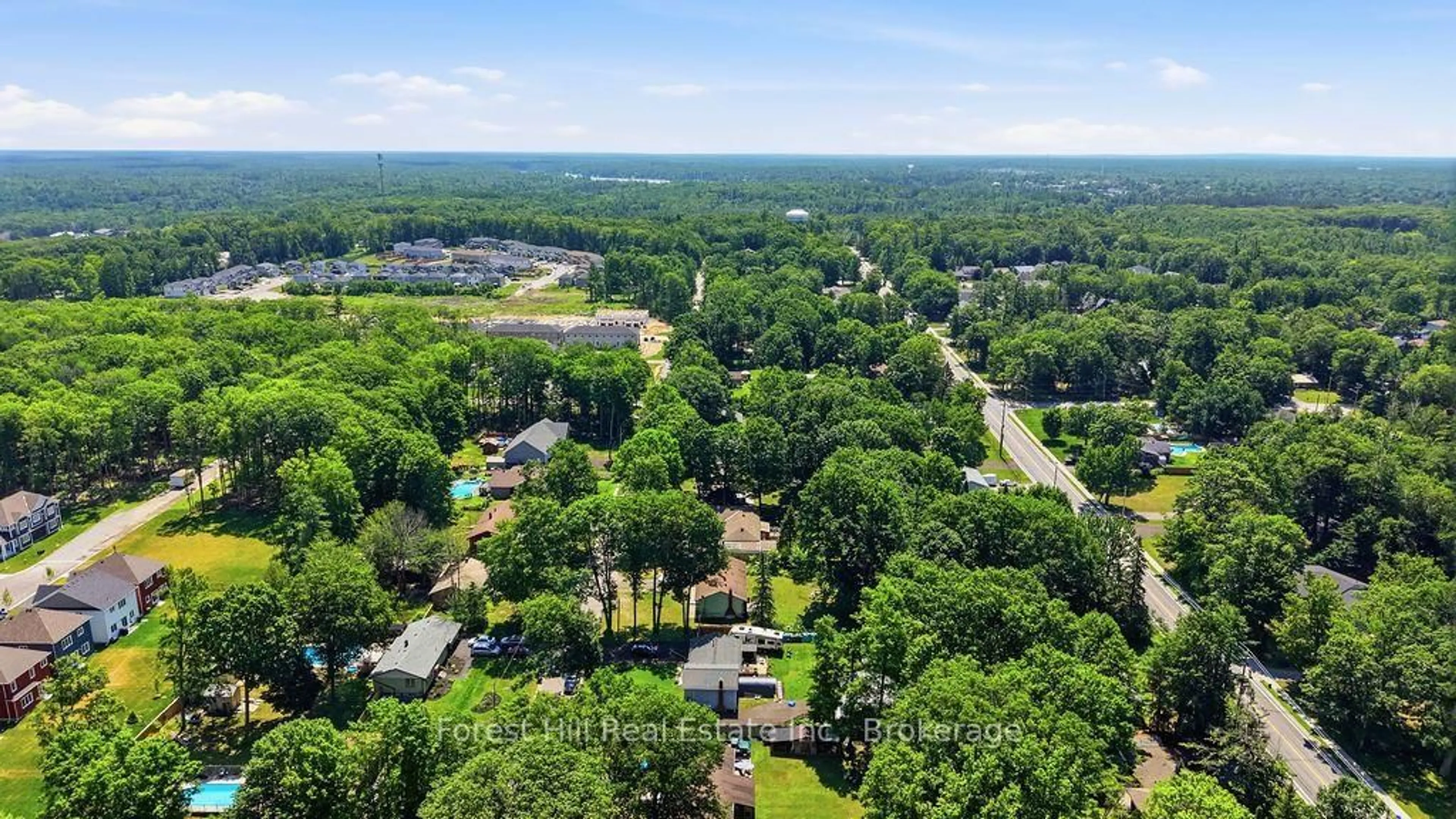 A pic from outside/outdoor area/front of a property/back of a property/a pic from drone, unknown for 415 Wellington St, Gravenhurst Ontario P1P 1A7