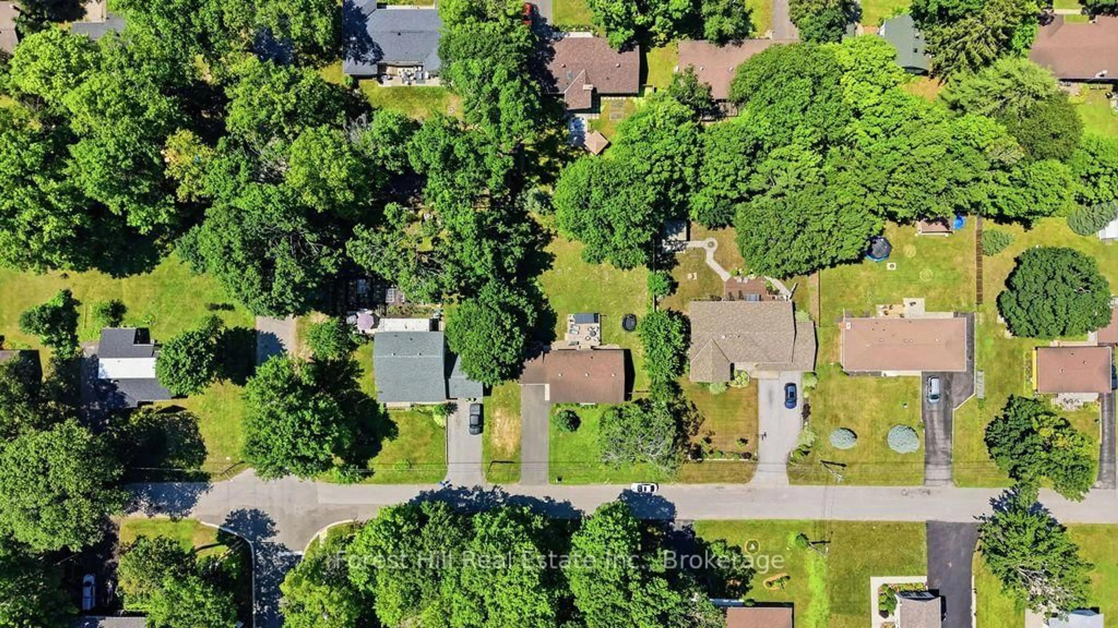 A pic from outside/outdoor area/front of a property/back of a property/a pic from drone, street for 415 Wellington St, Gravenhurst Ontario P1P 1A7
