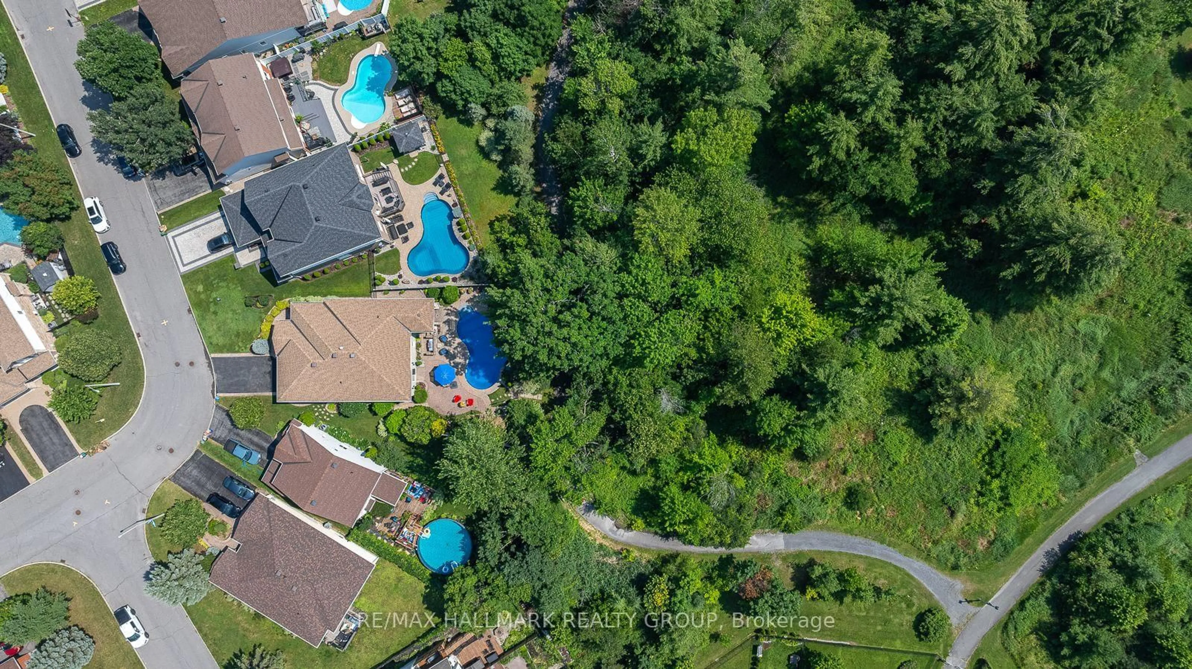 A pic from outside/outdoor area/front of a property/back of a property/a pic from drone, street for 1954 Lobelia Way, Ottawa Ontario K4A 4R5