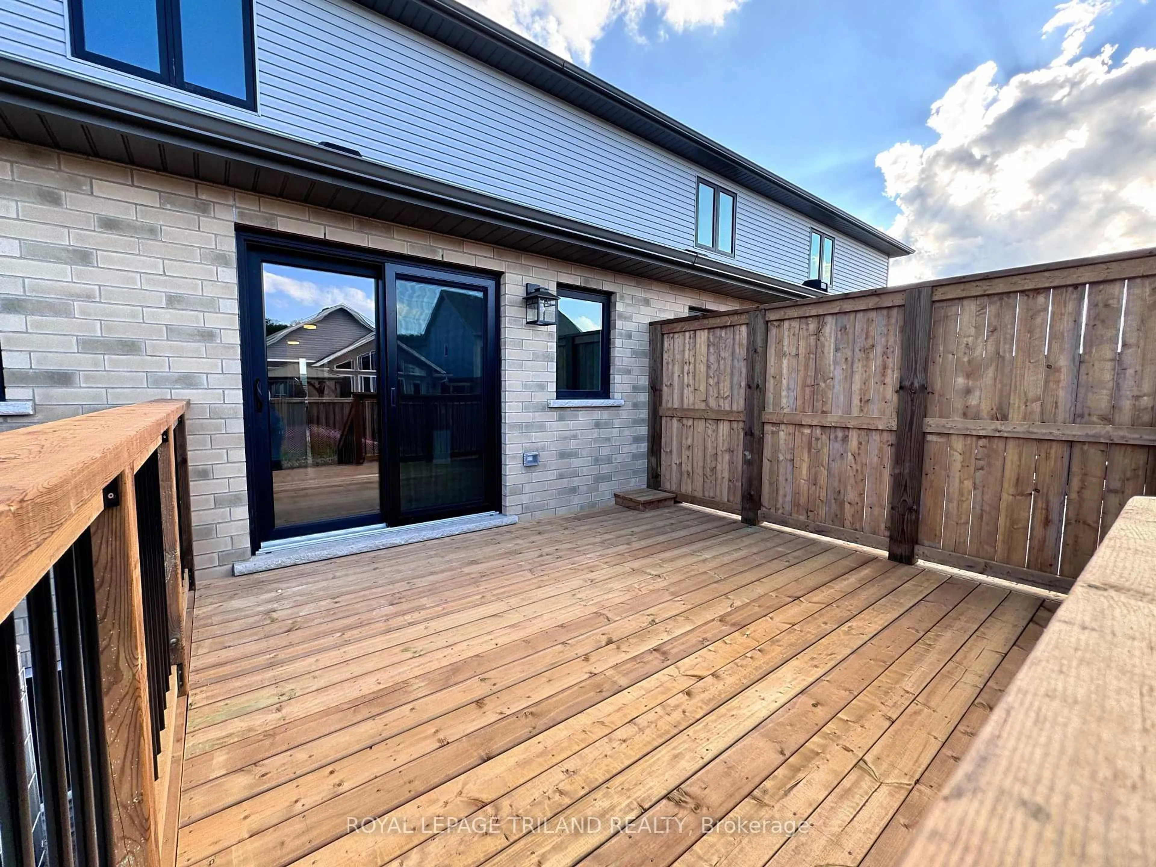 Patio, street for 30 HOPPER Lane, St. Thomas Ontario N5R 0S2