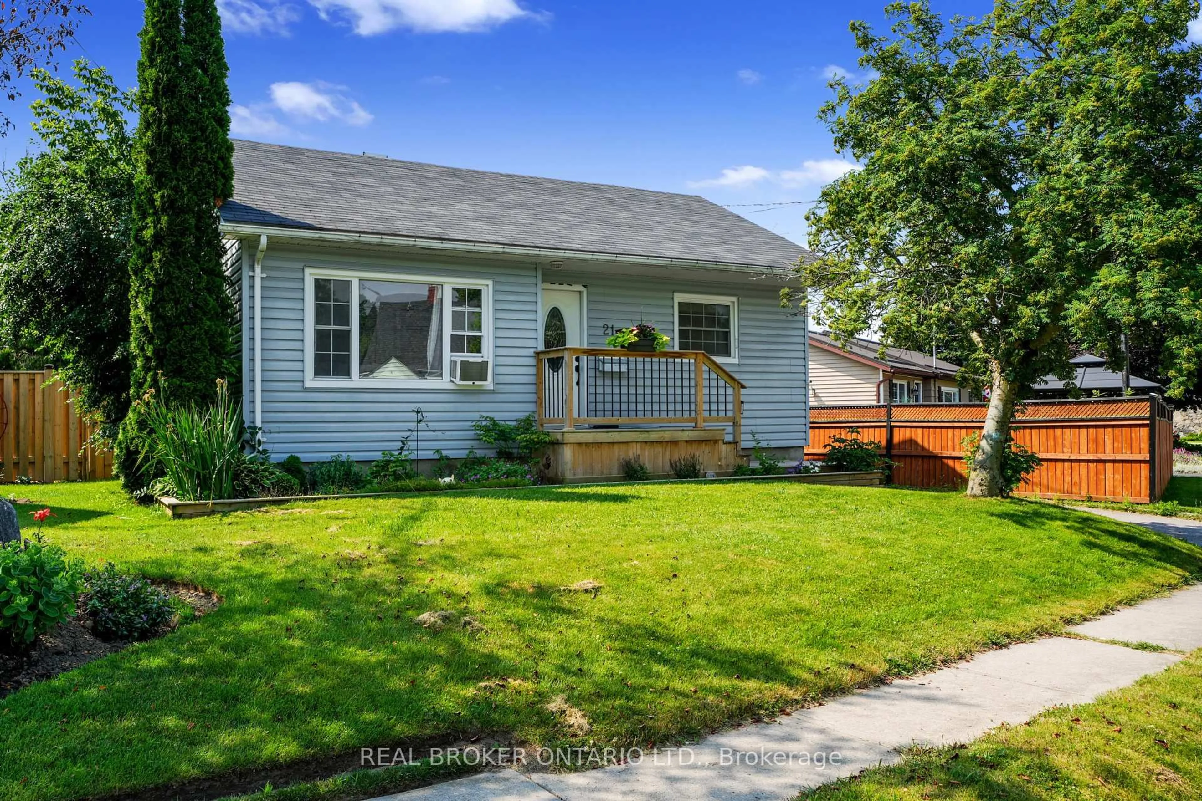 Home with vinyl exterior material, street for 21 Arthur St, Port Hope Ontario L1A 1Z3