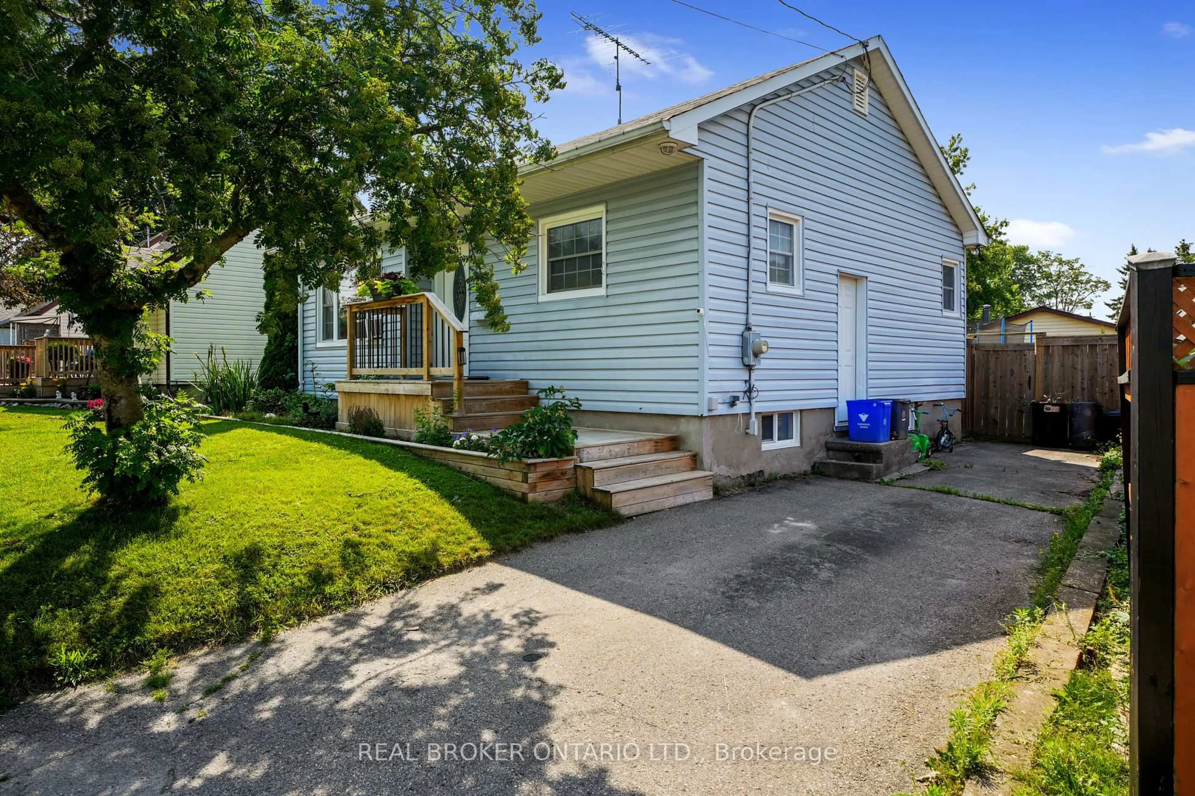 Home with vinyl exterior material, street for 21 Arthur St, Port Hope Ontario L1A 1Z3